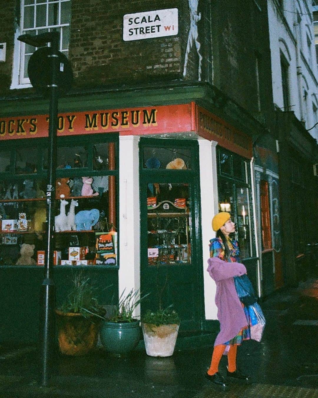 相羽瑠奈さんのインスタグラム写真 - (相羽瑠奈Instagram)「🤡 POLLOCK'S TOY MUSEUM ロンドンにある、古いおもちゃがたくさん飾られてるポロック玩具博物館 🧸行ったとき営業時間すぎてて中に入れなかったんだけど、(笑) 窓から覗いただけでもワクワクした🎭 次行った時は絶対中に入りたい🎪」3月18日 19時02分 - rone.runa