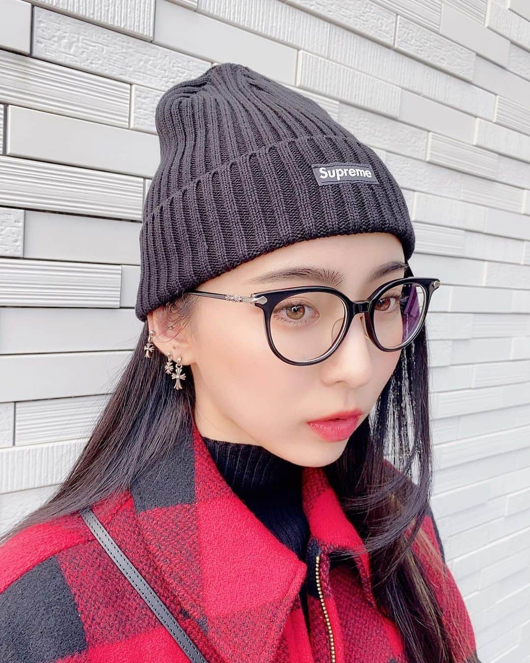 彩姫さんのインスタグラム写真 - (彩姫Instagram)「﻿ 「眼鏡どこのですか？」って聞いてもらったんで、答えてあげます。﻿ ええ。そうなんです。優しいです﻿ ﻿ ﻿ 眼鏡は @chromeheartsofficial の BLUEBERRY MUFFIN っていう可愛いお名前が付いているやつです﻿ ﻿ ﻿ この眼鏡はかれこれ3〜4年使っていたらしいです。この前、レンズを新しくする時にお店に持っていったら知って、ビックリしたね。﻿ ﻿ 時が経つのは早いね！﻿ ﻿ ﻿ そして新しく手に入れた眼鏡もあるので﻿ また載せる﻿ ﻿ ﻿ ﻿ #bandmaid﻿ #saiki」3月18日 19時06分 - saiki_bandmaid