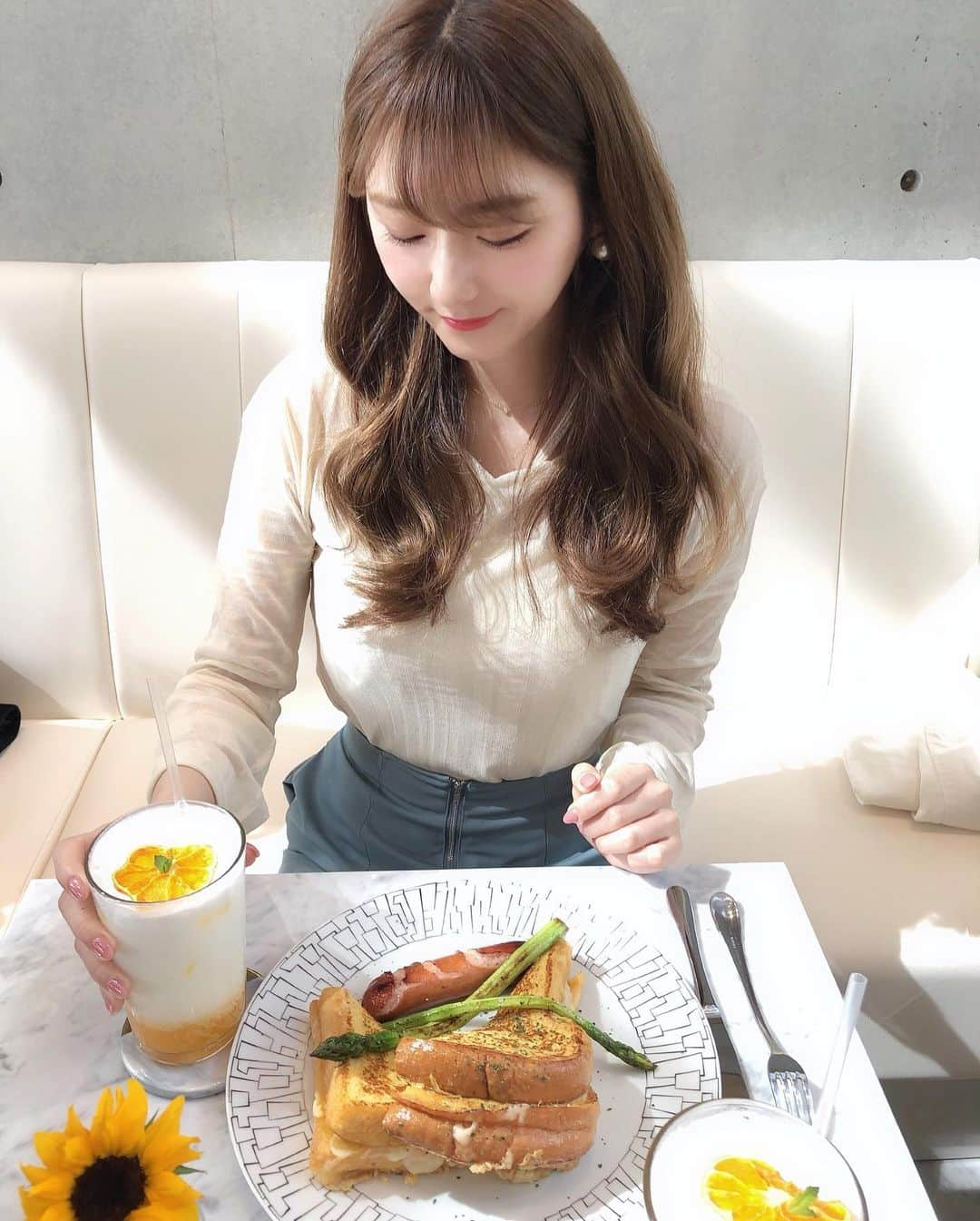 阿比留李帆のインスタグラム：「かわいい韓国ぽいcafe🌻🤎 今韓国ドラマの"愛の不時着"に どハマりしてまして.. まいにち寝不足🥱🥱☁️ 夜な夜な朝方までひとりで関心しながら 胸きゅんして涙流してる。笑 . 1話1話すべておもしろすぎて 尊すぎて見始めたら止まらないの😣💘 主人公の女の子を見て 自分がやってきたことに対して 自信を持てるとどこに行っても こんなにも堂々と生きられるんだ！ と関心して..人にはもちろん これからの自分にも恥じない人生を歩みたい と強くおもいました🤔🤔 #cafe」