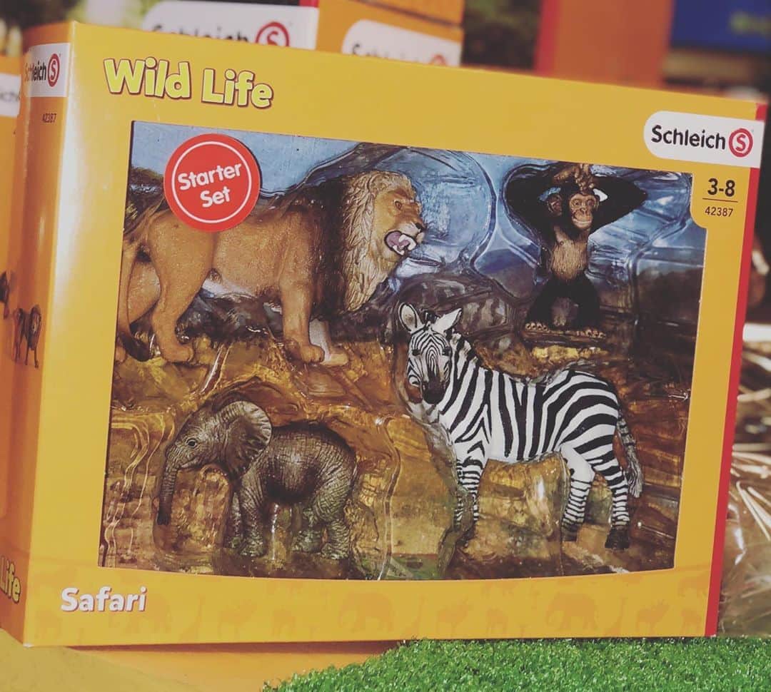 kidzoo+さんのインスタグラム写真 - (kidzoo+Instagram)「【42387  はじめてのワイルドライフセット】  野生の動物たちの新しい発見に出会えるセットです。  遊びながら野生動物のことを学べるセットです。本物そっくりのシュライヒのフィギュアは子どもの想像力を刺激し、サファリの冒険ストーリーを自由に思い描くことができます。 ————————————————— 商品の詳細はプロフィールのURLからご覧いただけます！☛ @kidzooplus .  #kids #kidzooplus #シュライヒ #schleich #動物 #アニマル #ワイルドライフ #名古屋 #フィギュア #子供 #名東区 #インテリア #プレゼント #ライオン #シマウマ #象 #ジオラマ #ジャングル #コレクター #知育玩具 #誕生日プレゼント #誕生日 #贈り物　#サバンナ」3月18日 19時10分 - kidzooplus
