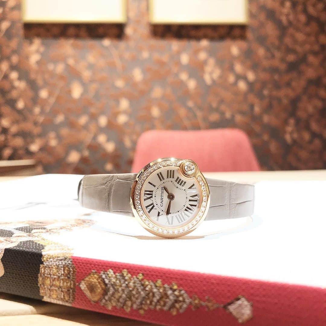 のインスタグラム：「【Cartier】 カルティエコーナーがrenewal open致しました🌹  ぜひお立ち寄り下さいませ✴︎✴︎ バロンブラン　ドゥ　カルティエ　ウォッチ  WJBL0006 ブリリアントカットダイヤモンド💎が37個  ピンクゴールドケースがとても上品で素敵✨✨ #cartier#ballonblanc#watch#threec#niigata#カルティエ#バロンブランドゥカルティエ#スリーク#新潟#時計#ビジュースリーク#bijouxthreec」