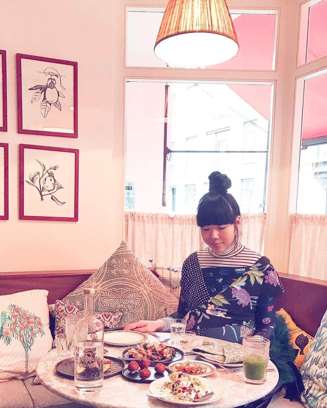 スージー・ロウさんのインスタグラム写真 - (スージー・ロウInstagram)「I grew up in the hospitality industry - literally above a Chinese takeaway in Camden.  My whole family has been on and off in the restaurant/catering business in London and in Edinburgh for over forty years If I see a place that isn’t doing so well (figuratively 拍烏蠅 in Cantonese) I might go in and order something just because... I lived it with my parents going through up and down business rough patches, wondering if a customer would walk through the doors.  When I was waitressing I’d perk up when a telephone order came through This sadly isn’t a “rough patch”. This is a terrifying no man’s land where the public are told not to go to restaurants, cafes and bars and yet they’re not being forcibly closed and it leaves all of them dangling, hanging with a noose around their necks Asking everyone to sign the petition link in my bio so that the government can lend support and give clarity to the hospitality industry and also hopefully lobby the insurance firms to provide cover in event of forced closure (OF course the insurance firms have shirked away from responsibility 😡) And if your favourite restaurant begins to offer takeaway/delivery please continue to support them! P.S. I’ve also tagged all the places in the slideshow which are invariably Asian-ish (🙈) - big up the sugar crusted char siu @wunstearoom , yakitori @jidoriuk , prawn toast scotch egg @jikonilondon , good quality affordable sushi omakase @sushiatelierlondon , solid XLB @shanghaimodern (better value than DTF IMO) and lovely @elliotscafe for just convivial fare all round」3月18日 19時12分 - susiebubble