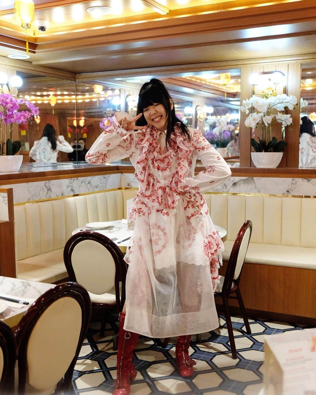 スージー・ロウさんのインスタグラム写真 - (スージー・ロウInstagram)「I grew up in the hospitality industry - literally above a Chinese takeaway in Camden.  My whole family has been on and off in the restaurant/catering business in London and in Edinburgh for over forty years If I see a place that isn’t doing so well (figuratively 拍烏蠅 in Cantonese) I might go in and order something just because... I lived it with my parents going through up and down business rough patches, wondering if a customer would walk through the doors.  When I was waitressing I’d perk up when a telephone order came through This sadly isn’t a “rough patch”. This is a terrifying no man’s land where the public are told not to go to restaurants, cafes and bars and yet they’re not being forcibly closed and it leaves all of them dangling, hanging with a noose around their necks Asking everyone to sign the petition link in my bio so that the government can lend support and give clarity to the hospitality industry and also hopefully lobby the insurance firms to provide cover in event of forced closure (OF course the insurance firms have shirked away from responsibility 😡) And if your favourite restaurant begins to offer takeaway/delivery please continue to support them! P.S. I’ve also tagged all the places in the slideshow which are invariably Asian-ish (🙈) - big up the sugar crusted char siu @wunstearoom , yakitori @jidoriuk , prawn toast scotch egg @jikonilondon , good quality affordable sushi omakase @sushiatelierlondon , solid XLB @shanghaimodern (better value than DTF IMO) and lovely @elliotscafe for just convivial fare all round」3月18日 19時12分 - susiebubble