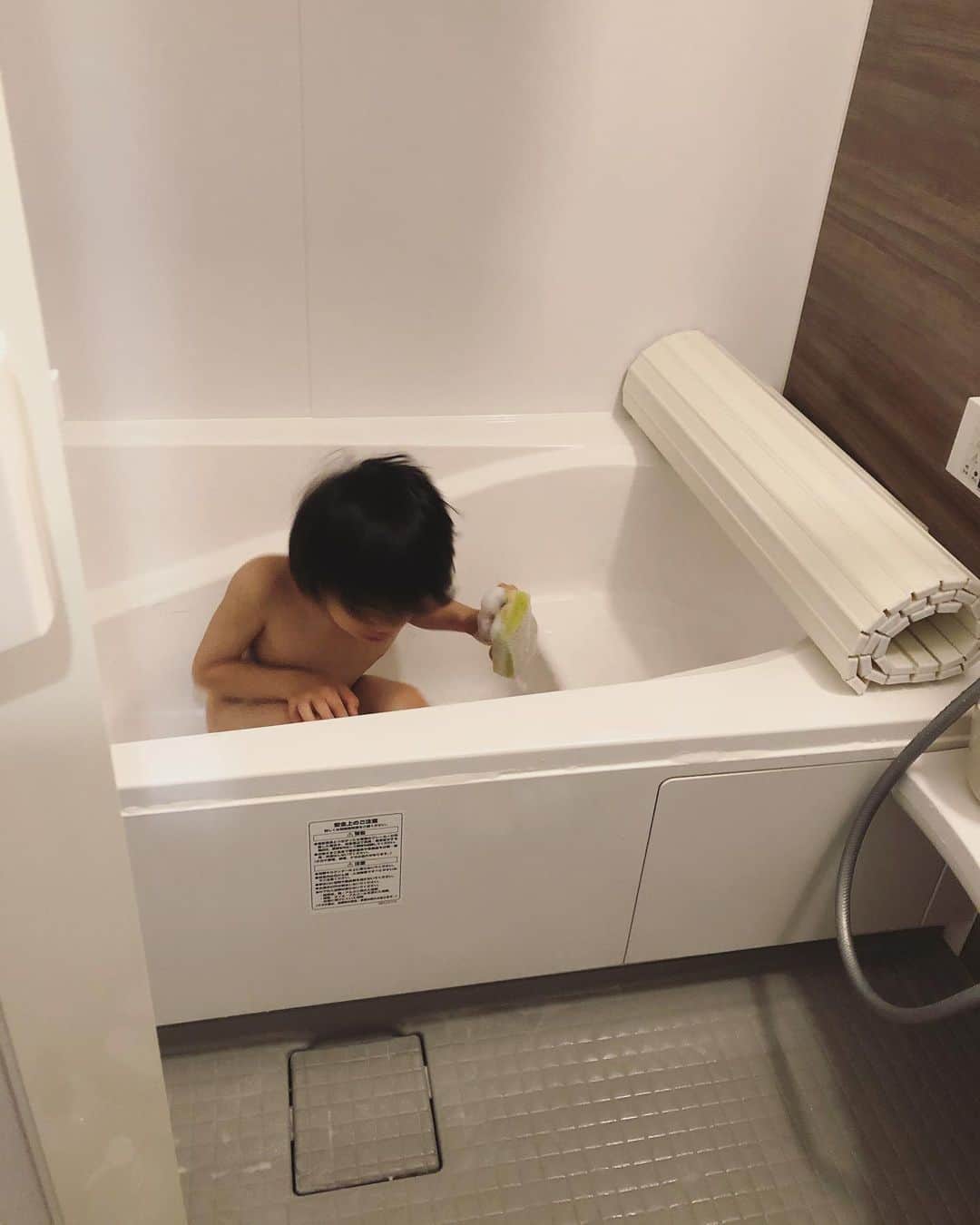 渡辺沙亜里さんのインスタグラム写真 - (渡辺沙亜里Instagram)「息子が作りたいというのでクッキー作り🍪 代わりにお風呂お掃除🛀 ママだって忙しいからね。これくらいの見返りがないとね。(￣∀￣)笑」3月18日 19時13分 - saari_watanabe