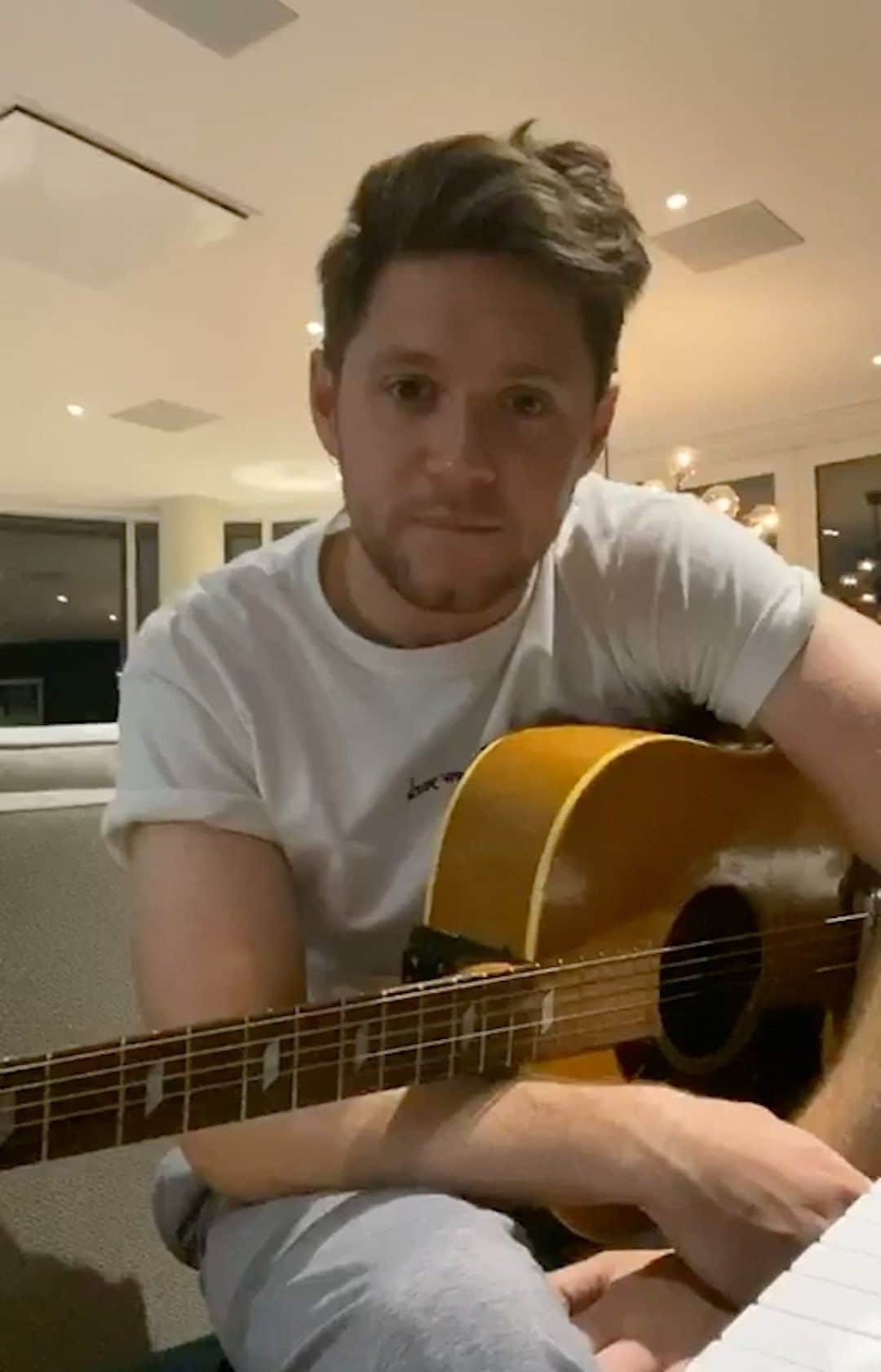 ナイル・ホーランのインスタグラム：「My new album #HeartbreakWeather is out now: http://niall.to/HeartbreakWeather」