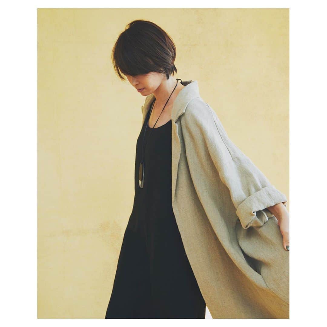 辺見えみりさんのインスタグラム写真 - (辺見えみりInstagram)「お待たせしました！ 伊勢丹のpopupでもすぐ完売してしまった　@outersunset_officialの linen long coat。軽い羽織りコートなんで、これから長く使えます。 @naokookusa さんが購入してくれたあのコートですよ😏❤︎ #アウターサンセット #outersunset_official」3月18日 19時15分 - emiri_hemmi