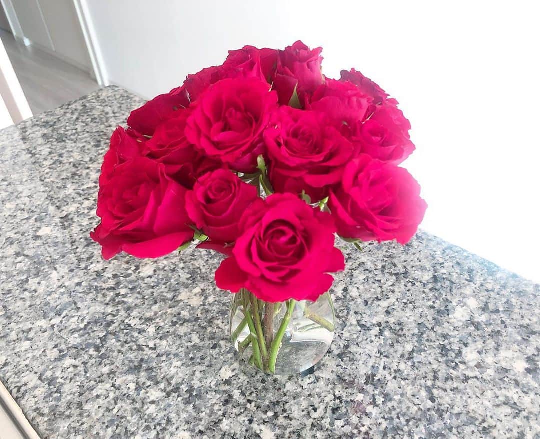 七尾エレナさんのインスタグラム写真 - (七尾エレナInstagram)「一生分の薔薇をもらった気がする🌹😭 この本数は本当にビックリした✨ 小分けにして家のあちこちに。 出会った日から いったい何本の薔薇をプレゼントしてくれただろう いつも本当にありがとう😊 • #whiteday #ホワイトデー #薔薇の花束 #🌹 #薔薇 #rose #花のある暮らし」3月18日 19時17分 - elenananao