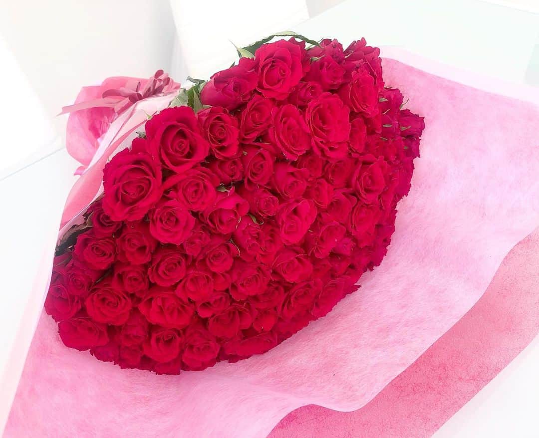 七尾エレナのインスタグラム：「一生分の薔薇をもらった気がする🌹😭 この本数は本当にビックリした✨ 小分けにして家のあちこちに。 出会った日から いったい何本の薔薇をプレゼントしてくれただろう いつも本当にありがとう😊 • #whiteday #ホワイトデー #薔薇の花束 #🌹 #薔薇 #rose #花のある暮らし」