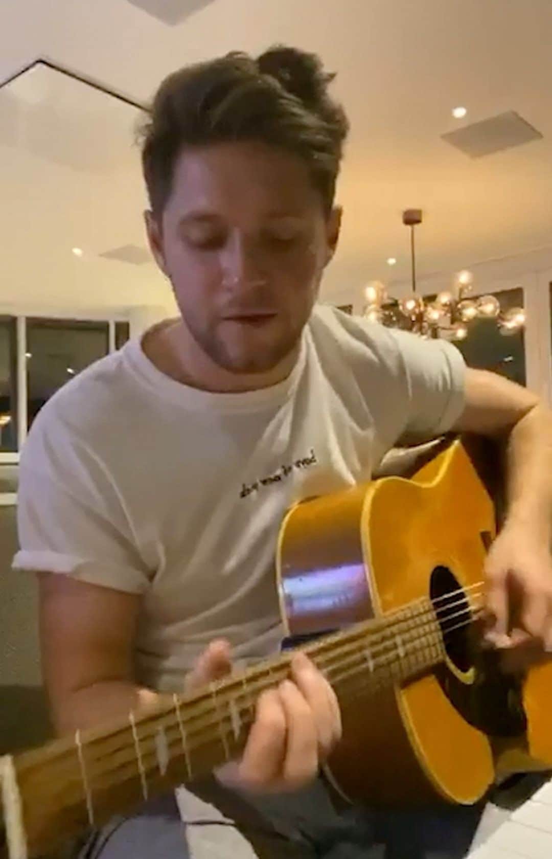 ナイル・ホーランのインスタグラム：「My new album #HeartbreakWeather is out now: http://niall.to/HeartbreakWeather」