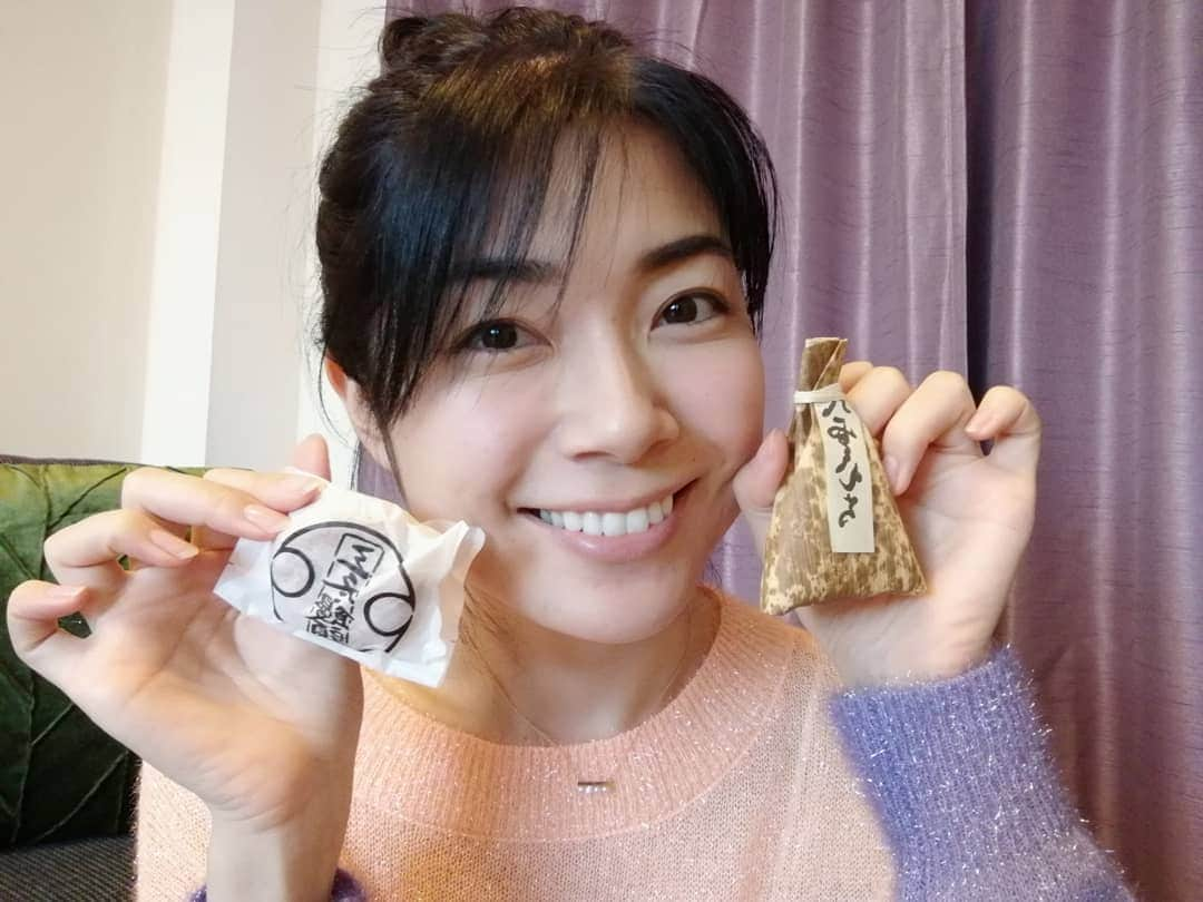 桐島瑞希さんのインスタグラム写真 - (桐島瑞希Instagram)「【3時のおやつ〜🎶】 こんばんは〜🥰 皆さん、今日のおやつは何食べた？🍡 私は頂き物のお餅とお饅頭食べたよ〜✨ 家に緑茶がなかった事が悔やまれる…😩くぅ〜 でも美味しくいただきましたっ💓  #ちもと #八雲もち #ちもと饅頭  #頂き物 #和菓子#japanesesweets #お饅頭 #もち #3時のおやつ」3月18日 19時21分 - mizkirisiii