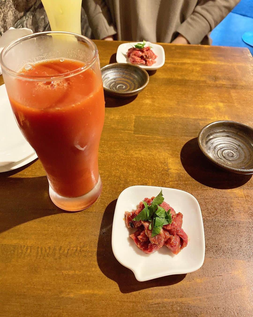 神宮 若奈さんのインスタグラム写真 - (神宮 若奈Instagram)「久しぶりのお肉満喫day🤤💗 #馬肉 . . . お肉づくしご飯が大好きなんだけど できていなかったから 久しぶりにお肉づくしディナーしたよ🍽💕 . といってもちょっとボディメイクを意識して お肉の中でもカロリーの低い 馬肉をたくさん食べてきました💗 . . 馬肉ってあんまり食べたことがなかったんだけど さっぱりしていて臭みもなくて 生で食べられて最高でした🤤✨ . 私が行ったお店は 荻窪にある【かち馬】っていうところだよ🥰 @ogikubo_kachiuma . . . 注文したものは ・レバネギ塩(生でした🤤💗) ・漬けタン炙り(馬のタンだよ✨) ・馬刺し5種盛(コウネ、ハツ、モモ、ロース、肩バラ) ・極厚馬ヒレ生ステーキ ・伝説の煮込みハンバーグ(馬肉のハンバーグだよ🍽) の5品🐴💗 とワンドリンクオーダー制だったので トマトジュースの氷抜き🍅 . . 全部美味しすぎました🤤💗🤤💗🤤💗 . 特におすすめなのは 馬ちゃんにしかない部位【コウネ】の馬刺しと レバネギ塩、ヒレ生ステーキ💗 . . あとはなかなか食べられない 馬ハンバーグも食べてみて欲しい！！！ . お通しもお料理もぜーんぶ美味しかった💗 . . お肉は全部脂っこくなくて さっぱりとしていてヘルシーな感じ✨ . 高タンパク質、低カロリーで 鉄分やミネラル、ビタミンも豊富とのことなので ボディメイクしている人にも ダイエットしている人にも 女性にもおすすめだよ🥺💗 . . 私はお酒飲まなかったけど お酒とも絶対に合うようなお料理でした🌟 . 荻窪駅からすぐなので 是非みんないってみてね🐴💖 . . #かち馬荻窪 #荻窪馬刺し #荻窪グルメ #荻窪居酒屋  #荻窪イタリアン #荻窪ディナー #pr #コラボベース #ディナー #美味しかった #高タンパク #低カロリー #ダイエット #ボディメイク #workout #diet #馬 #肉食 #肉食女子 #肉食ディナー #痩せたい #gym #ジム #wakanastyle #wakanabody #手の角度どーした案件」3月18日 19時22分 - jinguwakana