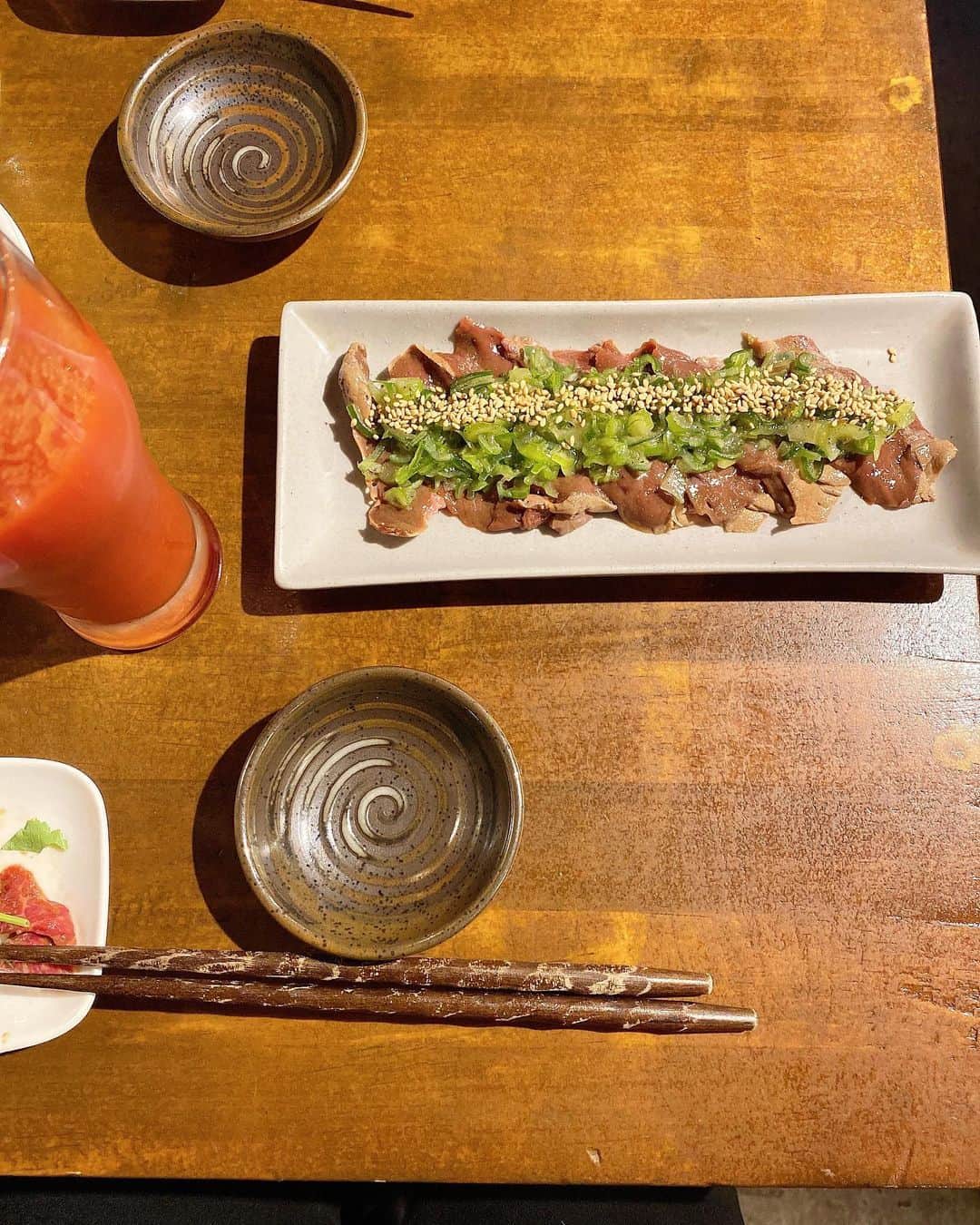 神宮 若奈さんのインスタグラム写真 - (神宮 若奈Instagram)「久しぶりのお肉満喫day🤤💗 #馬肉 . . . お肉づくしご飯が大好きなんだけど できていなかったから 久しぶりにお肉づくしディナーしたよ🍽💕 . といってもちょっとボディメイクを意識して お肉の中でもカロリーの低い 馬肉をたくさん食べてきました💗 . . 馬肉ってあんまり食べたことがなかったんだけど さっぱりしていて臭みもなくて 生で食べられて最高でした🤤✨ . 私が行ったお店は 荻窪にある【かち馬】っていうところだよ🥰 @ogikubo_kachiuma . . . 注文したものは ・レバネギ塩(生でした🤤💗) ・漬けタン炙り(馬のタンだよ✨) ・馬刺し5種盛(コウネ、ハツ、モモ、ロース、肩バラ) ・極厚馬ヒレ生ステーキ ・伝説の煮込みハンバーグ(馬肉のハンバーグだよ🍽) の5品🐴💗 とワンドリンクオーダー制だったので トマトジュースの氷抜き🍅 . . 全部美味しすぎました🤤💗🤤💗🤤💗 . 特におすすめなのは 馬ちゃんにしかない部位【コウネ】の馬刺しと レバネギ塩、ヒレ生ステーキ💗 . . あとはなかなか食べられない 馬ハンバーグも食べてみて欲しい！！！ . お通しもお料理もぜーんぶ美味しかった💗 . . お肉は全部脂っこくなくて さっぱりとしていてヘルシーな感じ✨ . 高タンパク質、低カロリーで 鉄分やミネラル、ビタミンも豊富とのことなので ボディメイクしている人にも ダイエットしている人にも 女性にもおすすめだよ🥺💗 . . 私はお酒飲まなかったけど お酒とも絶対に合うようなお料理でした🌟 . 荻窪駅からすぐなので 是非みんないってみてね🐴💖 . . #かち馬荻窪 #荻窪馬刺し #荻窪グルメ #荻窪居酒屋  #荻窪イタリアン #荻窪ディナー #pr #コラボベース #ディナー #美味しかった #高タンパク #低カロリー #ダイエット #ボディメイク #workout #diet #馬 #肉食 #肉食女子 #肉食ディナー #痩せたい #gym #ジム #wakanastyle #wakanabody #手の角度どーした案件」3月18日 19時22分 - jinguwakana