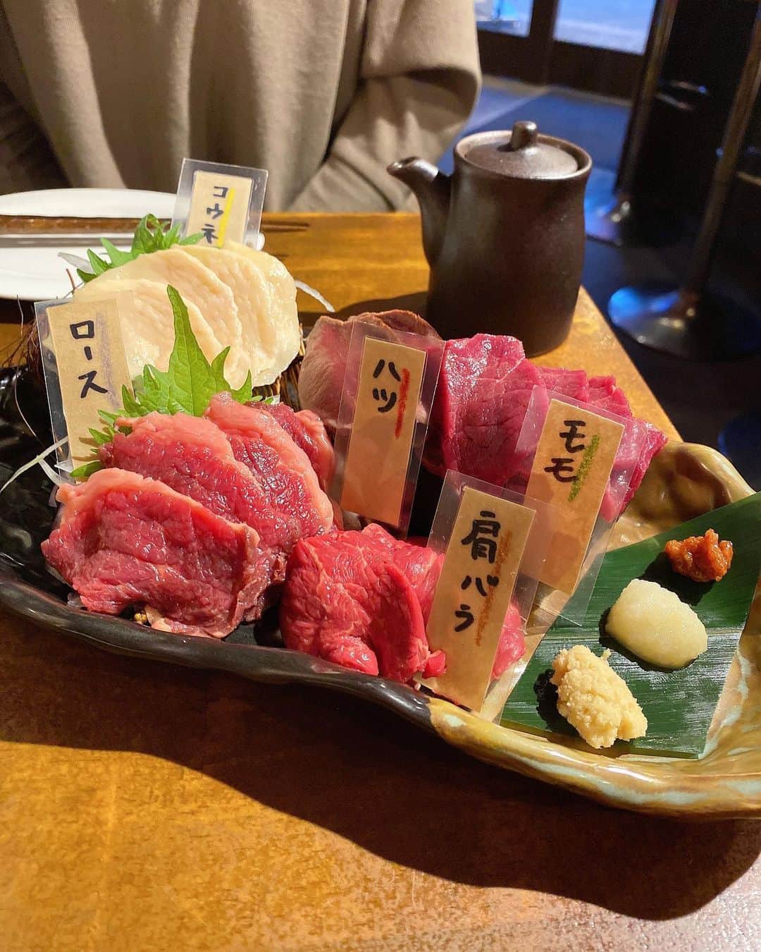 神宮 若奈さんのインスタグラム写真 - (神宮 若奈Instagram)「久しぶりのお肉満喫day🤤💗 #馬肉 . . . お肉づくしご飯が大好きなんだけど できていなかったから 久しぶりにお肉づくしディナーしたよ🍽💕 . といってもちょっとボディメイクを意識して お肉の中でもカロリーの低い 馬肉をたくさん食べてきました💗 . . 馬肉ってあんまり食べたことがなかったんだけど さっぱりしていて臭みもなくて 生で食べられて最高でした🤤✨ . 私が行ったお店は 荻窪にある【かち馬】っていうところだよ🥰 @ogikubo_kachiuma . . . 注文したものは ・レバネギ塩(生でした🤤💗) ・漬けタン炙り(馬のタンだよ✨) ・馬刺し5種盛(コウネ、ハツ、モモ、ロース、肩バラ) ・極厚馬ヒレ生ステーキ ・伝説の煮込みハンバーグ(馬肉のハンバーグだよ🍽) の5品🐴💗 とワンドリンクオーダー制だったので トマトジュースの氷抜き🍅 . . 全部美味しすぎました🤤💗🤤💗🤤💗 . 特におすすめなのは 馬ちゃんにしかない部位【コウネ】の馬刺しと レバネギ塩、ヒレ生ステーキ💗 . . あとはなかなか食べられない 馬ハンバーグも食べてみて欲しい！！！ . お通しもお料理もぜーんぶ美味しかった💗 . . お肉は全部脂っこくなくて さっぱりとしていてヘルシーな感じ✨ . 高タンパク質、低カロリーで 鉄分やミネラル、ビタミンも豊富とのことなので ボディメイクしている人にも ダイエットしている人にも 女性にもおすすめだよ🥺💗 . . 私はお酒飲まなかったけど お酒とも絶対に合うようなお料理でした🌟 . 荻窪駅からすぐなので 是非みんないってみてね🐴💖 . . #かち馬荻窪 #荻窪馬刺し #荻窪グルメ #荻窪居酒屋  #荻窪イタリアン #荻窪ディナー #pr #コラボベース #ディナー #美味しかった #高タンパク #低カロリー #ダイエット #ボディメイク #workout #diet #馬 #肉食 #肉食女子 #肉食ディナー #痩せたい #gym #ジム #wakanastyle #wakanabody #手の角度どーした案件」3月18日 19時22分 - jinguwakana