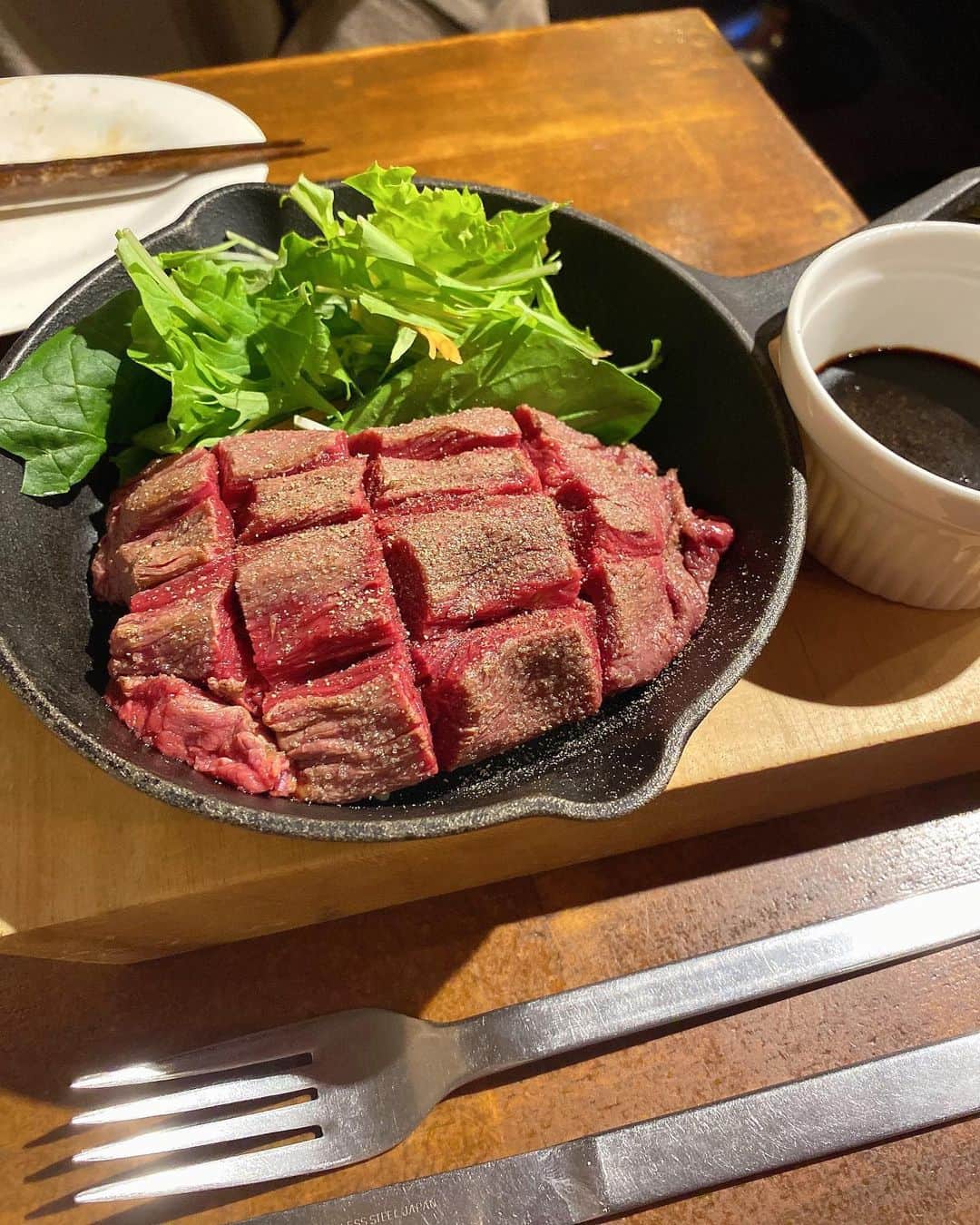 神宮 若奈さんのインスタグラム写真 - (神宮 若奈Instagram)「久しぶりのお肉満喫day🤤💗 #馬肉 . . . お肉づくしご飯が大好きなんだけど できていなかったから 久しぶりにお肉づくしディナーしたよ🍽💕 . といってもちょっとボディメイクを意識して お肉の中でもカロリーの低い 馬肉をたくさん食べてきました💗 . . 馬肉ってあんまり食べたことがなかったんだけど さっぱりしていて臭みもなくて 生で食べられて最高でした🤤✨ . 私が行ったお店は 荻窪にある【かち馬】っていうところだよ🥰 @ogikubo_kachiuma . . . 注文したものは ・レバネギ塩(生でした🤤💗) ・漬けタン炙り(馬のタンだよ✨) ・馬刺し5種盛(コウネ、ハツ、モモ、ロース、肩バラ) ・極厚馬ヒレ生ステーキ ・伝説の煮込みハンバーグ(馬肉のハンバーグだよ🍽) の5品🐴💗 とワンドリンクオーダー制だったので トマトジュースの氷抜き🍅 . . 全部美味しすぎました🤤💗🤤💗🤤💗 . 特におすすめなのは 馬ちゃんにしかない部位【コウネ】の馬刺しと レバネギ塩、ヒレ生ステーキ💗 . . あとはなかなか食べられない 馬ハンバーグも食べてみて欲しい！！！ . お通しもお料理もぜーんぶ美味しかった💗 . . お肉は全部脂っこくなくて さっぱりとしていてヘルシーな感じ✨ . 高タンパク質、低カロリーで 鉄分やミネラル、ビタミンも豊富とのことなので ボディメイクしている人にも ダイエットしている人にも 女性にもおすすめだよ🥺💗 . . 私はお酒飲まなかったけど お酒とも絶対に合うようなお料理でした🌟 . 荻窪駅からすぐなので 是非みんないってみてね🐴💖 . . #かち馬荻窪 #荻窪馬刺し #荻窪グルメ #荻窪居酒屋  #荻窪イタリアン #荻窪ディナー #pr #コラボベース #ディナー #美味しかった #高タンパク #低カロリー #ダイエット #ボディメイク #workout #diet #馬 #肉食 #肉食女子 #肉食ディナー #痩せたい #gym #ジム #wakanastyle #wakanabody #手の角度どーした案件」3月18日 19時22分 - jinguwakana
