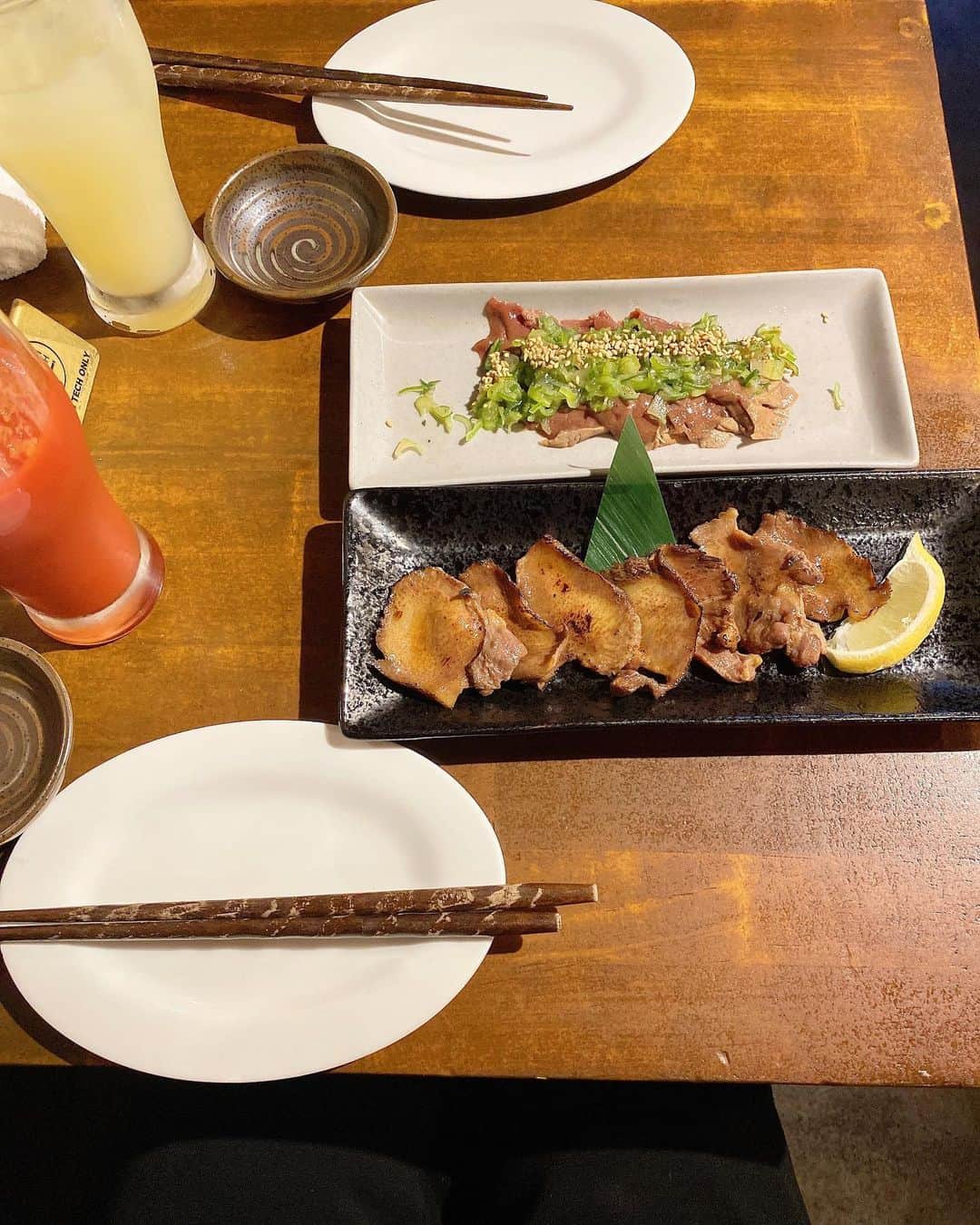 神宮 若奈さんのインスタグラム写真 - (神宮 若奈Instagram)「久しぶりのお肉満喫day🤤💗 #馬肉 . . . お肉づくしご飯が大好きなんだけど できていなかったから 久しぶりにお肉づくしディナーしたよ🍽💕 . といってもちょっとボディメイクを意識して お肉の中でもカロリーの低い 馬肉をたくさん食べてきました💗 . . 馬肉ってあんまり食べたことがなかったんだけど さっぱりしていて臭みもなくて 生で食べられて最高でした🤤✨ . 私が行ったお店は 荻窪にある【かち馬】っていうところだよ🥰 @ogikubo_kachiuma . . . 注文したものは ・レバネギ塩(生でした🤤💗) ・漬けタン炙り(馬のタンだよ✨) ・馬刺し5種盛(コウネ、ハツ、モモ、ロース、肩バラ) ・極厚馬ヒレ生ステーキ ・伝説の煮込みハンバーグ(馬肉のハンバーグだよ🍽) の5品🐴💗 とワンドリンクオーダー制だったので トマトジュースの氷抜き🍅 . . 全部美味しすぎました🤤💗🤤💗🤤💗 . 特におすすめなのは 馬ちゃんにしかない部位【コウネ】の馬刺しと レバネギ塩、ヒレ生ステーキ💗 . . あとはなかなか食べられない 馬ハンバーグも食べてみて欲しい！！！ . お通しもお料理もぜーんぶ美味しかった💗 . . お肉は全部脂っこくなくて さっぱりとしていてヘルシーな感じ✨ . 高タンパク質、低カロリーで 鉄分やミネラル、ビタミンも豊富とのことなので ボディメイクしている人にも ダイエットしている人にも 女性にもおすすめだよ🥺💗 . . 私はお酒飲まなかったけど お酒とも絶対に合うようなお料理でした🌟 . 荻窪駅からすぐなので 是非みんないってみてね🐴💖 . . #かち馬荻窪 #荻窪馬刺し #荻窪グルメ #荻窪居酒屋  #荻窪イタリアン #荻窪ディナー #pr #コラボベース #ディナー #美味しかった #高タンパク #低カロリー #ダイエット #ボディメイク #workout #diet #馬 #肉食 #肉食女子 #肉食ディナー #痩せたい #gym #ジム #wakanastyle #wakanabody #手の角度どーした案件」3月18日 19時22分 - jinguwakana