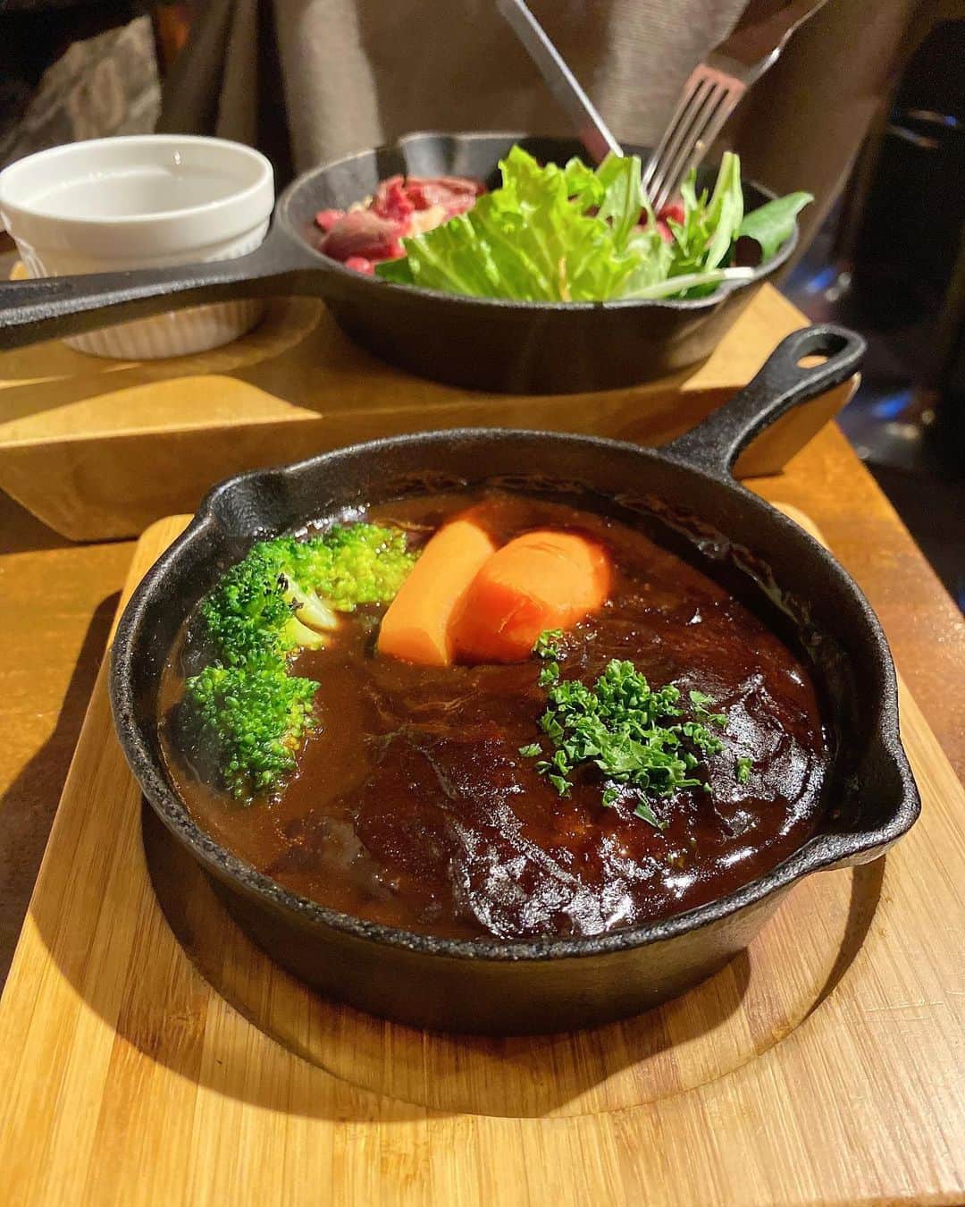 神宮 若奈さんのインスタグラム写真 - (神宮 若奈Instagram)「久しぶりのお肉満喫day🤤💗 #馬肉 . . . お肉づくしご飯が大好きなんだけど できていなかったから 久しぶりにお肉づくしディナーしたよ🍽💕 . といってもちょっとボディメイクを意識して お肉の中でもカロリーの低い 馬肉をたくさん食べてきました💗 . . 馬肉ってあんまり食べたことがなかったんだけど さっぱりしていて臭みもなくて 生で食べられて最高でした🤤✨ . 私が行ったお店は 荻窪にある【かち馬】っていうところだよ🥰 @ogikubo_kachiuma . . . 注文したものは ・レバネギ塩(生でした🤤💗) ・漬けタン炙り(馬のタンだよ✨) ・馬刺し5種盛(コウネ、ハツ、モモ、ロース、肩バラ) ・極厚馬ヒレ生ステーキ ・伝説の煮込みハンバーグ(馬肉のハンバーグだよ🍽) の5品🐴💗 とワンドリンクオーダー制だったので トマトジュースの氷抜き🍅 . . 全部美味しすぎました🤤💗🤤💗🤤💗 . 特におすすめなのは 馬ちゃんにしかない部位【コウネ】の馬刺しと レバネギ塩、ヒレ生ステーキ💗 . . あとはなかなか食べられない 馬ハンバーグも食べてみて欲しい！！！ . お通しもお料理もぜーんぶ美味しかった💗 . . お肉は全部脂っこくなくて さっぱりとしていてヘルシーな感じ✨ . 高タンパク質、低カロリーで 鉄分やミネラル、ビタミンも豊富とのことなので ボディメイクしている人にも ダイエットしている人にも 女性にもおすすめだよ🥺💗 . . 私はお酒飲まなかったけど お酒とも絶対に合うようなお料理でした🌟 . 荻窪駅からすぐなので 是非みんないってみてね🐴💖 . . #かち馬荻窪 #荻窪馬刺し #荻窪グルメ #荻窪居酒屋  #荻窪イタリアン #荻窪ディナー #pr #コラボベース #ディナー #美味しかった #高タンパク #低カロリー #ダイエット #ボディメイク #workout #diet #馬 #肉食 #肉食女子 #肉食ディナー #痩せたい #gym #ジム #wakanastyle #wakanabody #手の角度どーした案件」3月18日 19時22分 - jinguwakana