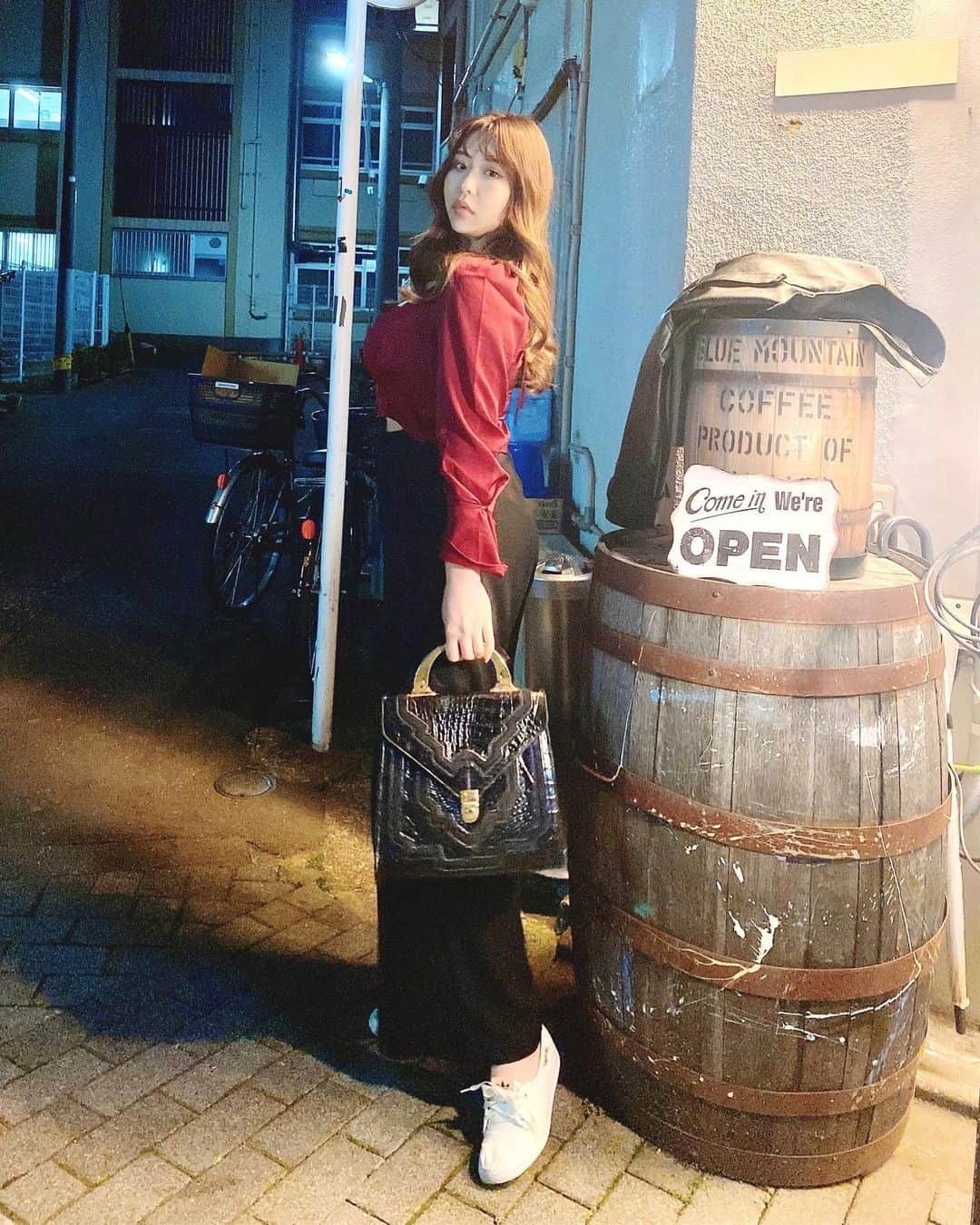 神宮 若奈さんのインスタグラム写真 - (神宮 若奈Instagram)「久しぶりのお肉満喫day🤤💗 #馬肉 . . . お肉づくしご飯が大好きなんだけど できていなかったから 久しぶりにお肉づくしディナーしたよ🍽💕 . といってもちょっとボディメイクを意識して お肉の中でもカロリーの低い 馬肉をたくさん食べてきました💗 . . 馬肉ってあんまり食べたことがなかったんだけど さっぱりしていて臭みもなくて 生で食べられて最高でした🤤✨ . 私が行ったお店は 荻窪にある【かち馬】っていうところだよ🥰 @ogikubo_kachiuma . . . 注文したものは ・レバネギ塩(生でした🤤💗) ・漬けタン炙り(馬のタンだよ✨) ・馬刺し5種盛(コウネ、ハツ、モモ、ロース、肩バラ) ・極厚馬ヒレ生ステーキ ・伝説の煮込みハンバーグ(馬肉のハンバーグだよ🍽) の5品🐴💗 とワンドリンクオーダー制だったので トマトジュースの氷抜き🍅 . . 全部美味しすぎました🤤💗🤤💗🤤💗 . 特におすすめなのは 馬ちゃんにしかない部位【コウネ】の馬刺しと レバネギ塩、ヒレ生ステーキ💗 . . あとはなかなか食べられない 馬ハンバーグも食べてみて欲しい！！！ . お通しもお料理もぜーんぶ美味しかった💗 . . お肉は全部脂っこくなくて さっぱりとしていてヘルシーな感じ✨ . 高タンパク質、低カロリーで 鉄分やミネラル、ビタミンも豊富とのことなので ボディメイクしている人にも ダイエットしている人にも 女性にもおすすめだよ🥺💗 . . 私はお酒飲まなかったけど お酒とも絶対に合うようなお料理でした🌟 . 荻窪駅からすぐなので 是非みんないってみてね🐴💖 . . #かち馬荻窪 #荻窪馬刺し #荻窪グルメ #荻窪居酒屋  #荻窪イタリアン #荻窪ディナー #pr #コラボベース #ディナー #美味しかった #高タンパク #低カロリー #ダイエット #ボディメイク #workout #diet #馬 #肉食 #肉食女子 #肉食ディナー #痩せたい #gym #ジム #wakanastyle #wakanabody #手の角度どーした案件」3月18日 19時22分 - jinguwakana