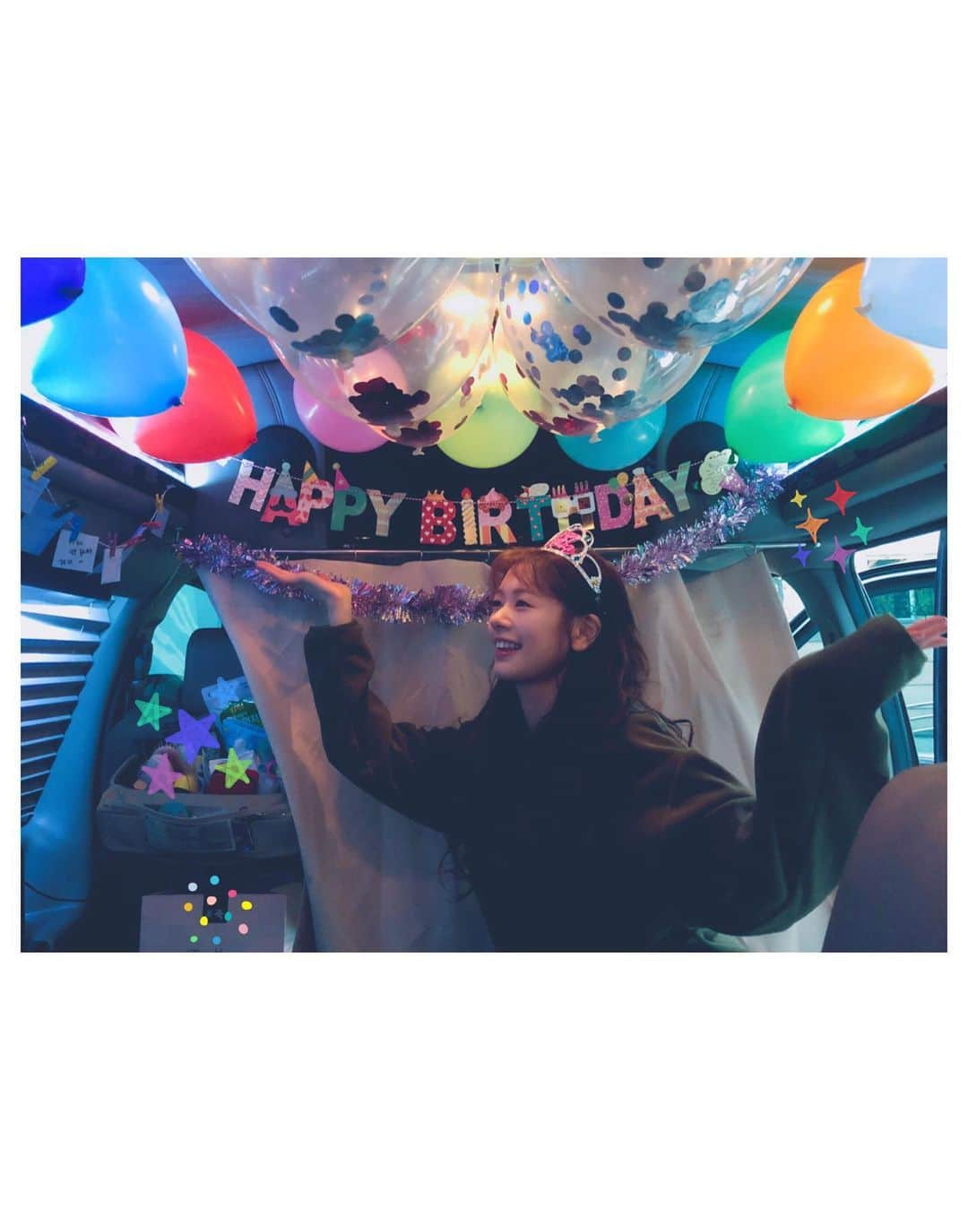 チョン・ソミンさんのインスタグラム写真 - (チョン・ソミンInstagram)「절대 못 잊을 깜짝 생일 파티였어요🎉 파티 준비해준 테미원장님, 미라맨저님, 을이, 아영, 미현 너무너무 고맙습니다🙏🏻 생일 별거 아니라고 늘 생각했는데 덕분에 잠깐 별거로 느껴졌어요🤣 그리고 제 자리 창문에 예쁜 메시지들 써준 #영혼수선공 현장스탭분들 정말 감사합니다🙏🏻 롤링페이퍼 읽는 것 같은 뭉클한 옛날 기분 새록새록🌱 촬영 가는 내내 메시지들 곱씹어 보며 혼자 얼마나 웃었게요. 이름 안써주신 분들은 따로 인사 못드렸지만 감사하고 있어요💕 정말 감사합니다❗️열심히 할게요:)」3月18日 19時23分 - somin_jj