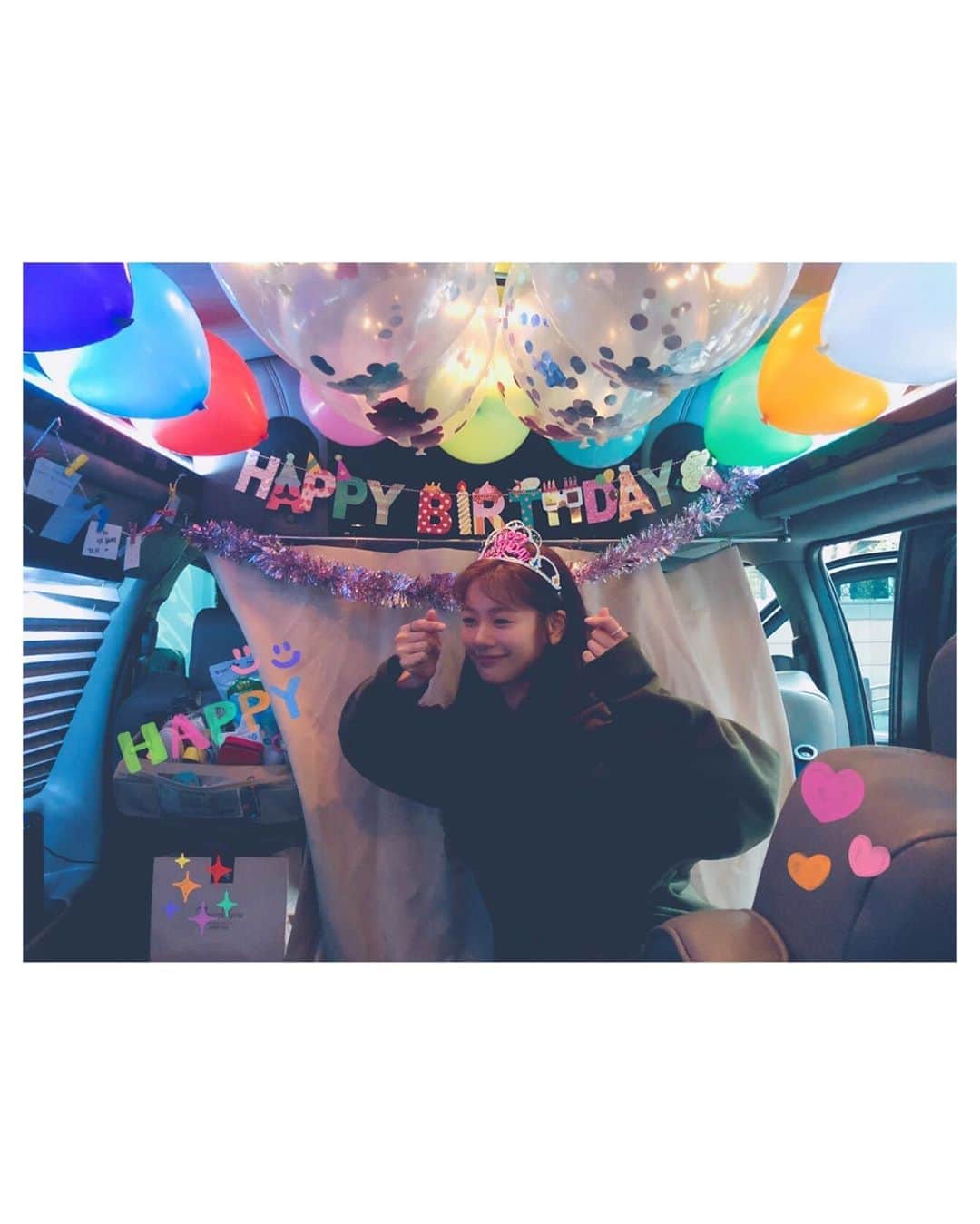 チョン・ソミンのインスタグラム：「절대 못 잊을 깜짝 생일 파티였어요🎉 파티 준비해준 테미원장님, 미라맨저님, 을이, 아영, 미현 너무너무 고맙습니다🙏🏻 생일 별거 아니라고 늘 생각했는데 덕분에 잠깐 별거로 느껴졌어요🤣 그리고 제 자리 창문에 예쁜 메시지들 써준 #영혼수선공 현장스탭분들 정말 감사합니다🙏🏻 롤링페이퍼 읽는 것 같은 뭉클한 옛날 기분 새록새록🌱 촬영 가는 내내 메시지들 곱씹어 보며 혼자 얼마나 웃었게요. 이름 안써주신 분들은 따로 인사 못드렸지만 감사하고 있어요💕 정말 감사합니다❗️열심히 할게요:)」