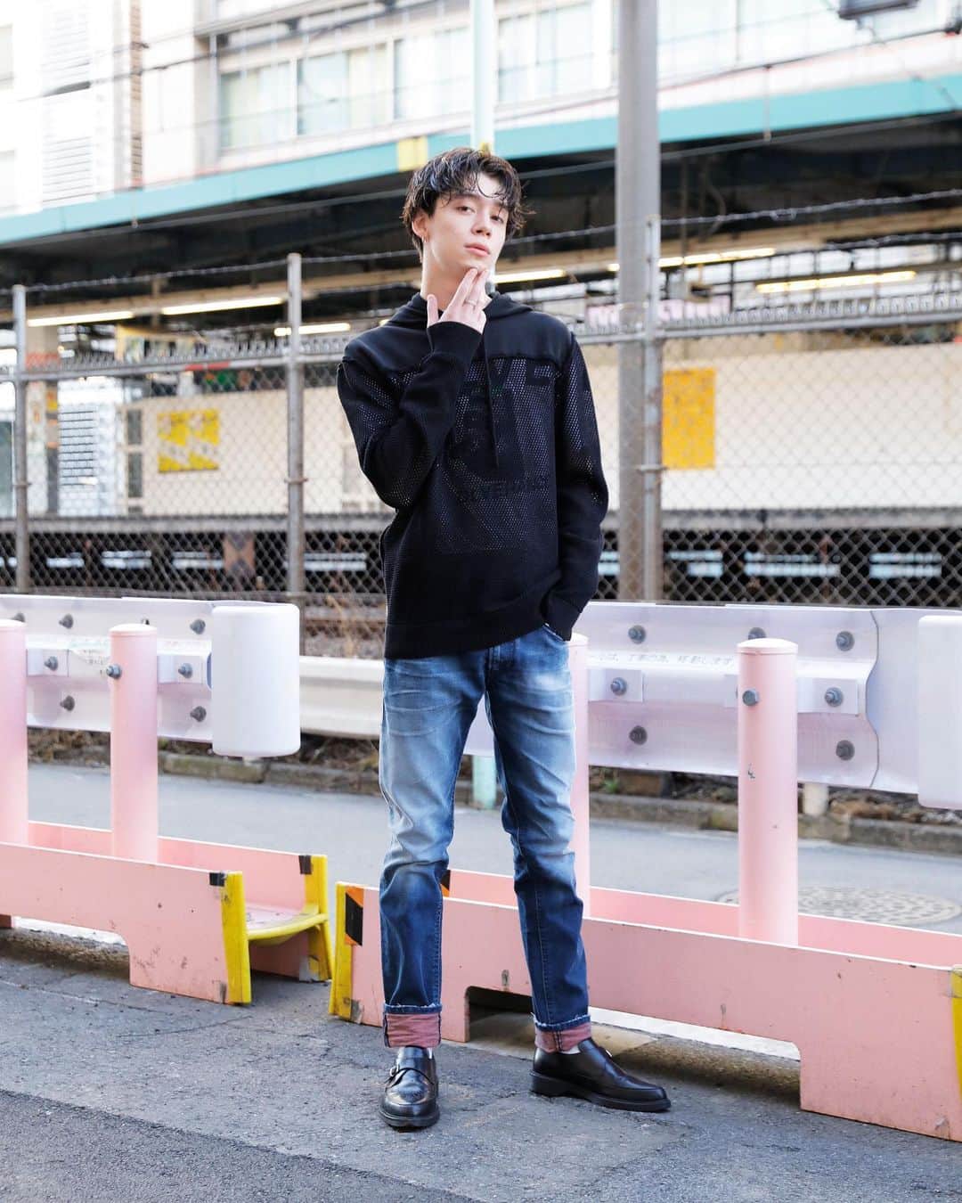 Droptokyoさんのインスタグラム写真 - (DroptokyoInstagram)「TOKYO STREET STYLE Name: @grant_m_rhodes  Top: @diesel  Inner: @diesel  Pants: @diesel  #dieseldenim#SpreadTheColor#PR #droptokyo#tokyo#japan#streetscene#streetfashion#streetwear#streetculture#fashion Photography: @fumiyahitomi」3月18日 19時33分 - drop_tokyo