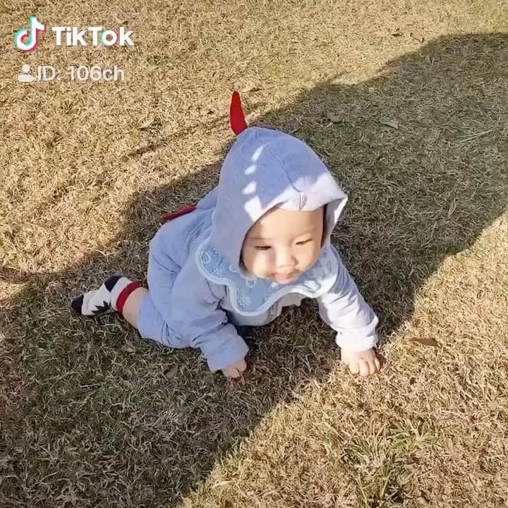 成田童夢のインスタグラム：「この動画から早くも4ヶ月経ちました(*`･ω･´) https://vt.tiktok.com/6PpHbD/ #はいはい #今日の童夢さん #日常vlog #子供のいる暮らし #赤ちゃんのいる生活」