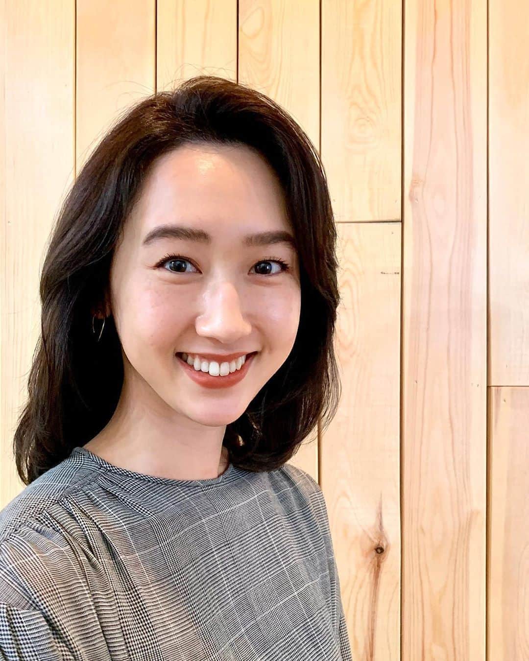 松原汐織のインスタグラム：「♡ Spring has come 🌸 春が来たことを確信する様な、気持ちの良い1日でした😉 ・ 今日はリニューアルオープンした @garland_tokyo 表参道店へ。普段暮らしている分には気にならないのですが、ロケで太陽光に当たると染めたてとは違うので、大体1ヶ月に1回はヘアカラー＆トリートメントをお願いしています❤️ ・ ダークカラーなんだけれど、重くない @kazuesn のカラーリングが大好きです😉トリートメントも毎回丁寧に施術していただけるのでサラサラつやつや髪に生まれ変わりました！(写真撮る時にマスクを外しました！3枚目📸) ・ 例年通りとはいきませんが、春支度を楽しんでいます✨ 今日は洒落っ気のある赤みブラウンに一目惚れした @kaneboofficial Nルージュ158をつけました💄(4枚目) ・ 刻々と状況が変わる中で、出来る限り前向きに過ごしていけますように😊終息を願うばかりです。 ・ #しおりの美容道 #ヘアカラー #サラサラ #トリートメント #メンテナンス #オススメ #コスメ #リップ」