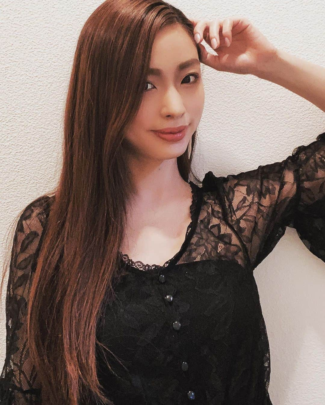 夏江花さんのインスタグラム写真 - (夏江花Instagram)「最近ちょこちょこインスタライブをしているのですが、沢山の人がコメントくれて嬉しい😆✨ 気まぐれ配信ですがこれからも続けるので観てくださいね💙  このお洋服気に入ってる🎀 #RQ #レースクイーン　#레이싱모델 #model #japan #japanesegirl #ロングヘア　#ストレート　#긴머리 #followｍe #ロイヤルパーティー #リップサービス　#お姉さん系」3月18日 19時35分 - hananatsue