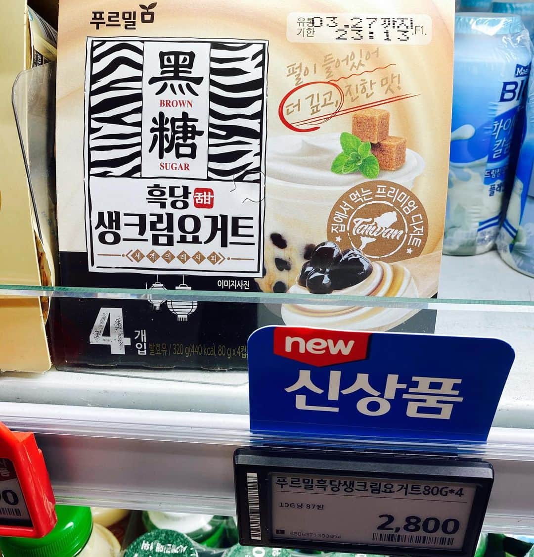 とぎもちさんのインスタグラム写真 - (とぎもちInstagram)「.﻿ 【韓国スーパー】﻿ ﻿ 韓国スーパーで発売された﻿ 新商品の黒糖生クリームヨーグルト﻿ （흑당생크림요거트）！﻿ ﻿ 黒糖味の甘いヨーグルトに﻿ ごろごろタピオカ入り💕﻿ ﻿ コンビニのチルドコーナーの﻿ タピオカミルクティーに入ってる﻿ ちょっとこんにゃく食感なタピオカ♪﻿ ﻿ もちもちじゃないのは残念だけど﻿ このヨーグルト結構好きかも 🙄💓﻿ ﻿ ♡﻿ #黒糖生クリームヨーグルト #フッタンセンクリームヨーグルト #ホームプラス #ロッテプレミアムマート 韓国限定 #韓国ヨーグルト #韓国マート #흑당생크림요거트 #홈플러스 #롯데프리미엄아울렛  #먹스타그램 #토기모치 #とぎもちkorea #토기모치mukbang」3月18日 19時36分 - togistagram