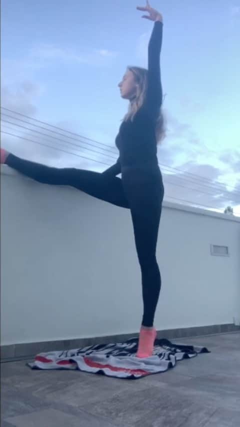 マリナ・デュランダのインスタグラム：「Stretching is never a bad idea 👌 #covid-19 #stayhome #beresponsible #befit #spreadpositivity #smile #behealthy #takecare #ofyourself #andyoursurrounding」