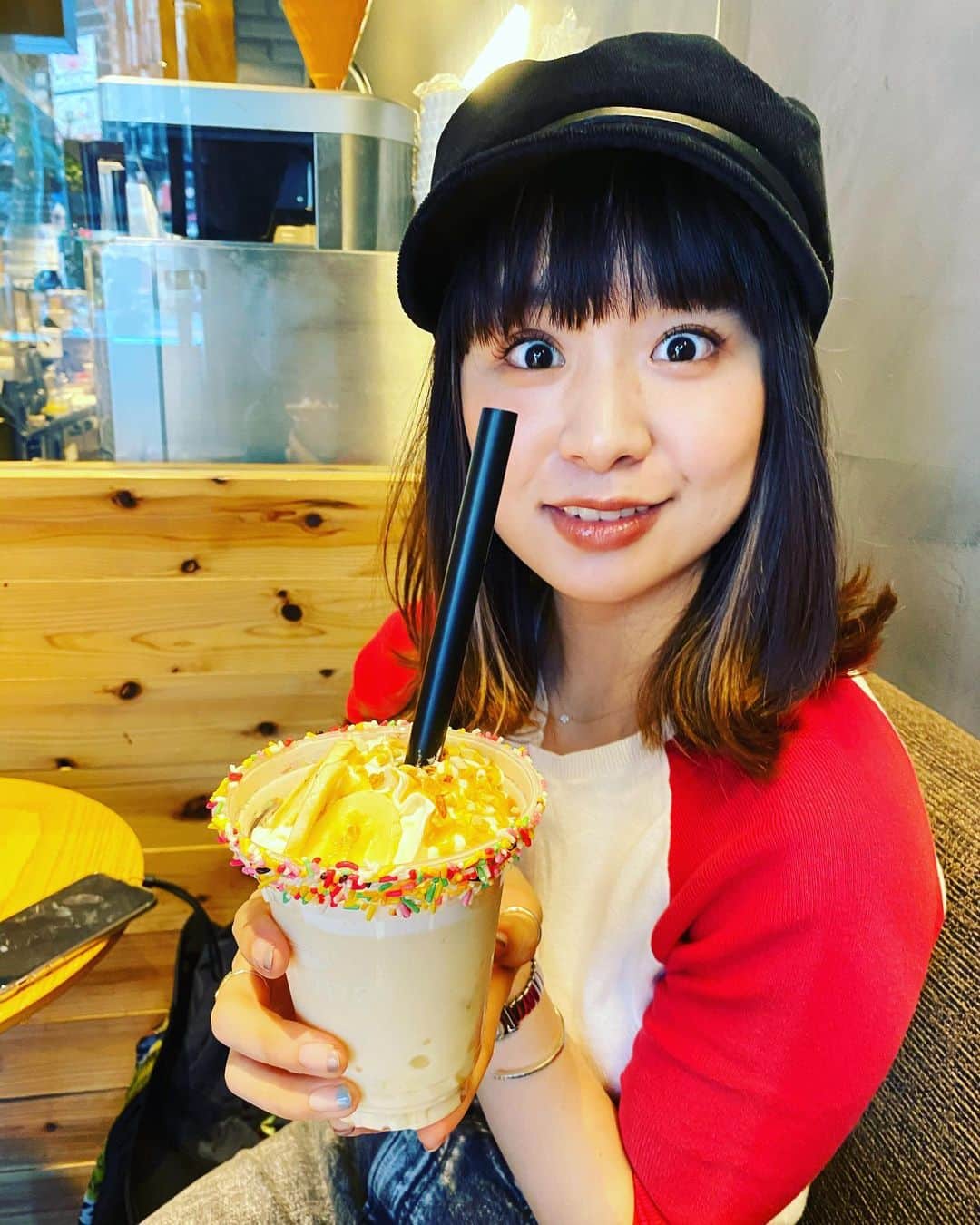 のインスタグラム：「ももちゃんといる時だけなんだが🍦 こんなの飲むのさぁ  #姉カメラ」