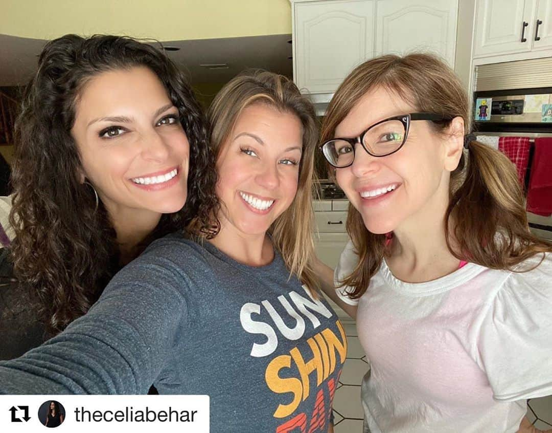 ジョディ・スウィーティンさんのインスタグラム写真 - (ジョディ・スウィーティンInstagram)「#Repost @theceliabehar ・・・ I don’t fan girl so easy, but @lisaloeb‘s music has been a huge part of the soundtrack of my life, so doing an episode with her was just amazing. They say you usually shouldn’t meet your idols - but that was definitely not the case here. Smart, warm, funny and insanely talented. She doesn’t disappoint, you guys. Hope you’ll listen to the latest episode of @neverthoughtidsaythis with me and @theceliabehar . And, of course, the incomparable Lisa Loeb.」3月19日 5時03分 - jodiesweetin