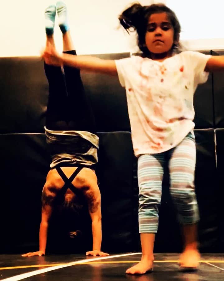 ニコール・ ポリッツィのインスタグラム：「PE class today at LaValle School 👊🏽 @sissygiovanna requested time do Cheerleading & tumbling💪🏽」