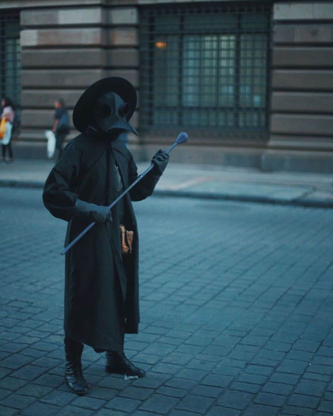 Chad Santosさんのインスタグラム写真 - (Chad SantosInstagram)「Coronavirus outbreak? 🦠  #mexicocity #mexico #plaguedoctor #coronavirus #venecia #bubonicplague #pestenegra #streetphotography #adoramara #rawurbanshots #streetleaks #thisweekoninstagram」3月19日 5時55分 - elchadsantos