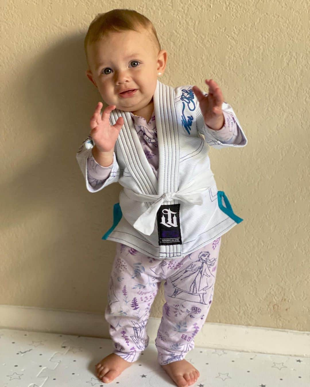 マッケンジー・ダーンさんのインスタグラム写真 - (マッケンジー・ダーンInstagram)「A nossa lutadora 😍🙏🏼 • • • Quarantine and we can’t stop the training! Our little fighter 😍🙏🏼」3月19日 6時02分 - mackenziedern