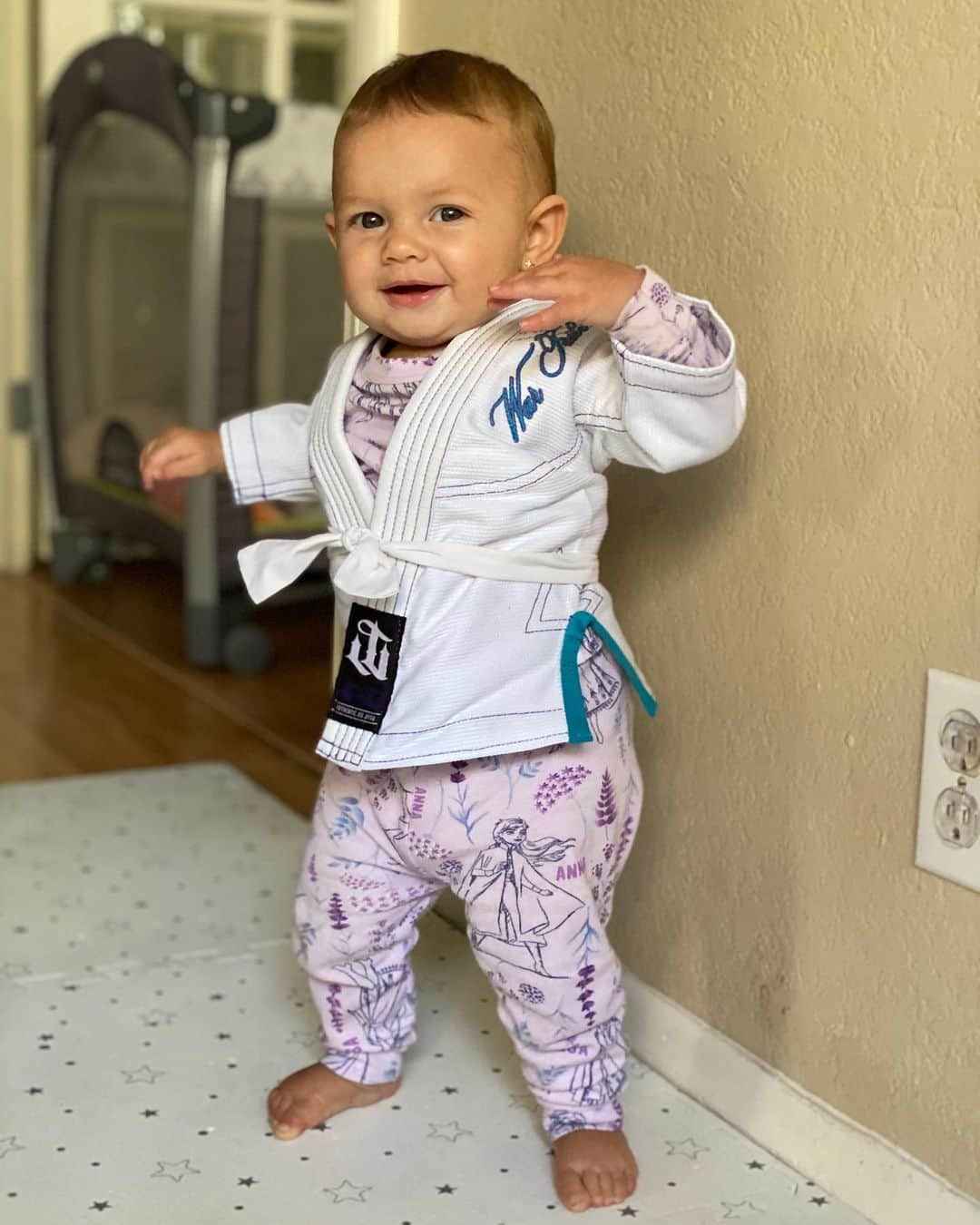 マッケンジー・ダーンさんのインスタグラム写真 - (マッケンジー・ダーンInstagram)「A nossa lutadora 😍🙏🏼 • • • Quarantine and we can’t stop the training! Our little fighter 😍🙏🏼」3月19日 6時02分 - mackenziedern