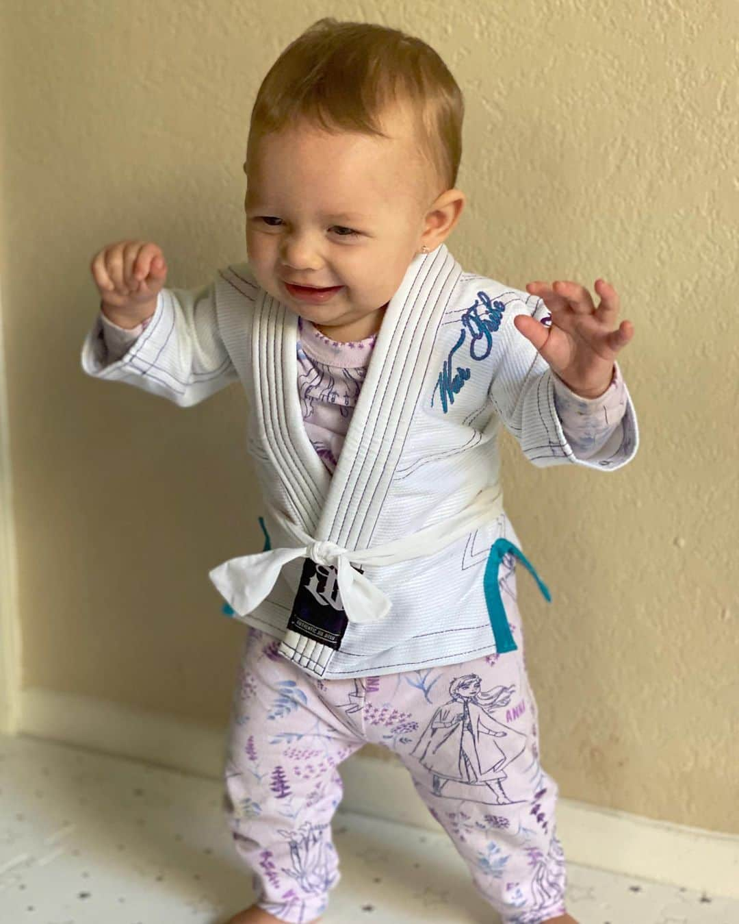 マッケンジー・ダーンさんのインスタグラム写真 - (マッケンジー・ダーンInstagram)「A nossa lutadora 😍🙏🏼 • • • Quarantine and we can’t stop the training! Our little fighter 😍🙏🏼」3月19日 6時02分 - mackenziedern