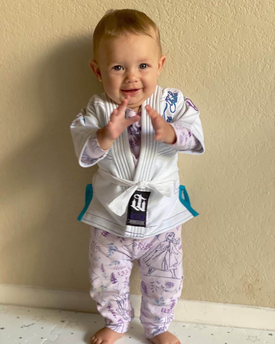 マッケンジー・ダーンのインスタグラム：「A nossa lutadora 😍🙏🏼 • • • Quarantine and we can’t stop the training! Our little fighter 😍🙏🏼」