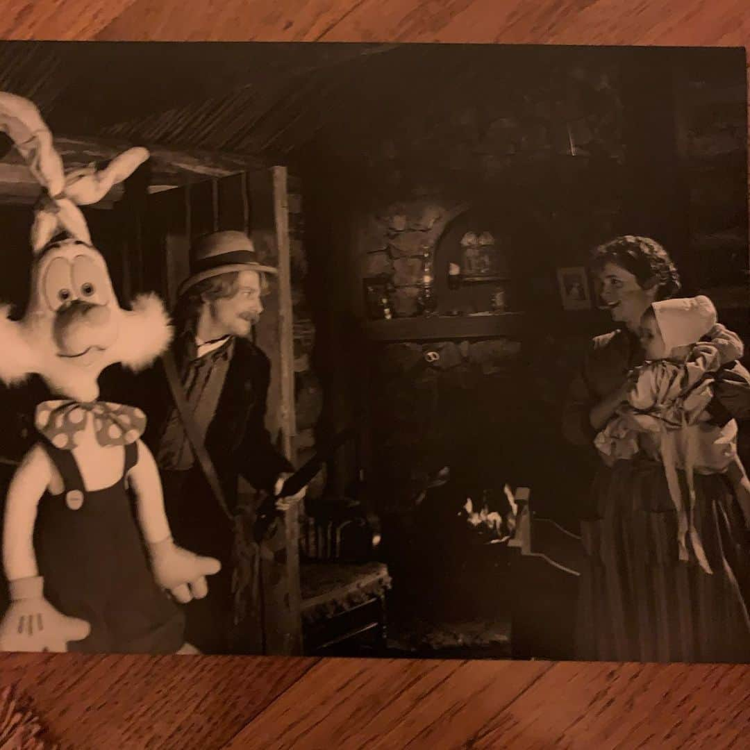 リー・トンプソンさんのインスタグラム写真 - (リー・トンプソンInstagram)「In honor of St Patrick’s Day An outtake moment from #bttf3 surprising #robertzemeckis with #rogerrabbit instead of a real bunny @realmikejfox is always up for a practical joke. #blessings #happydays #staysafe #xoxo #stpatricksday」3月19日 6時20分 - lea_thompson