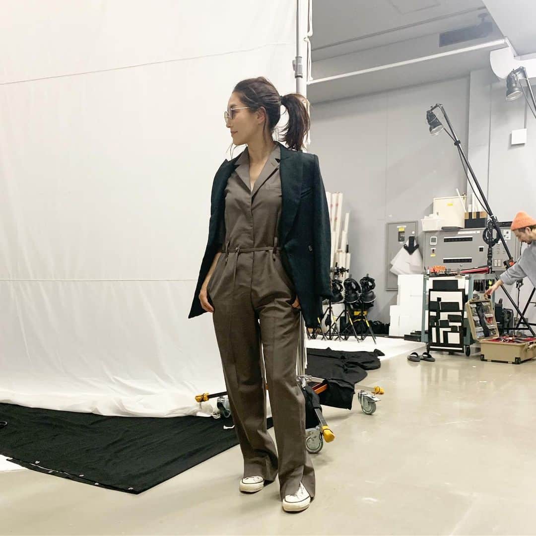 亀恭子のインスタグラム：「ハンサムなオールインワン。 . . . この鈍い色がまたいい。 . . someday's… #fashion #ootd #kkstyle #tokyo #kamescloset #jacket #cabana #allinone #irene #shoes #converse #spring」