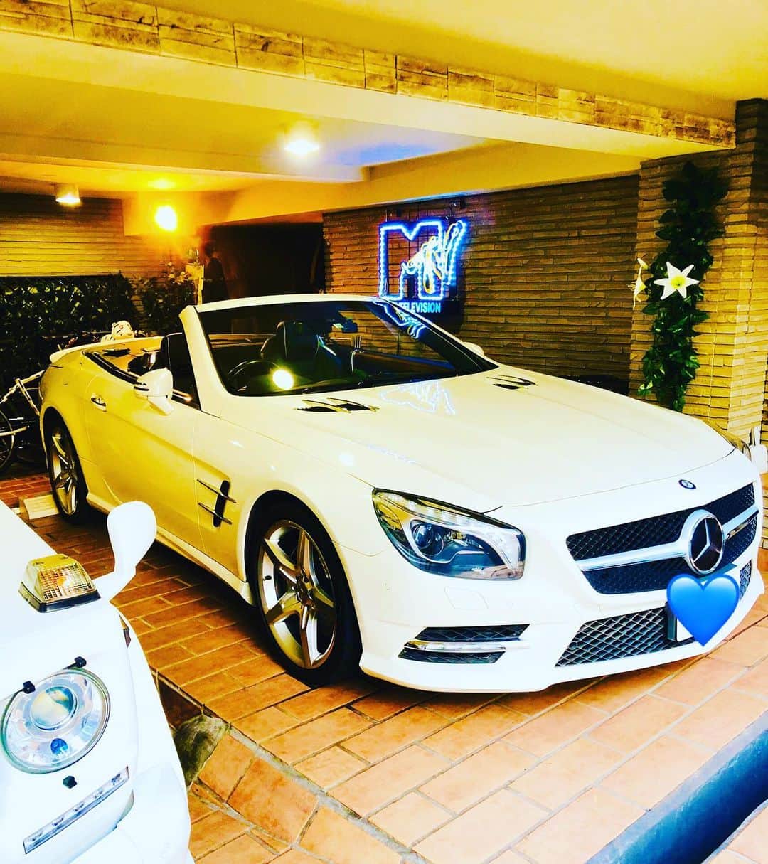 マイケル富岡のインスタグラム：「ついにオープンの季節♡メンテから戻ってきました mybabe…次はホイール♪wannadrive? #mybabes #mercedesbenz #sl #gclass #amg #actor #actorslife #shooting #garage #マイケル富岡 #俳優 #タレント #撮影 #海 #ドライブ #ronherman #malibufarm #resort #surfing #nocarnolife #mtv #vj」