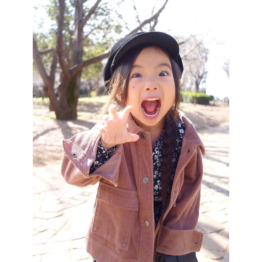 Saraさんのインスタグラム写真 - (SaraInstagram)「. coordinate♡ . 春っぽピンクに花柄ワンピ💐 . ワンピースを着るといつも 「サラ きょう おねえさんみたい？」 と嬉しそうな小娘👧🏻🎀 . うんうん お姉さんみたいだよ☺️ . #ootd #kids #kids_japan #kids_japan_ootd #kjp_ootd #kidsfahion #kidscode #kidsootd #kidswear #キッズコーデ #キッズファッション #インスタキッズ #花柄ワンピ #春コーデ #sevendayssunday #globalwork #cachecache」3月18日 21時28分 - sarasara718