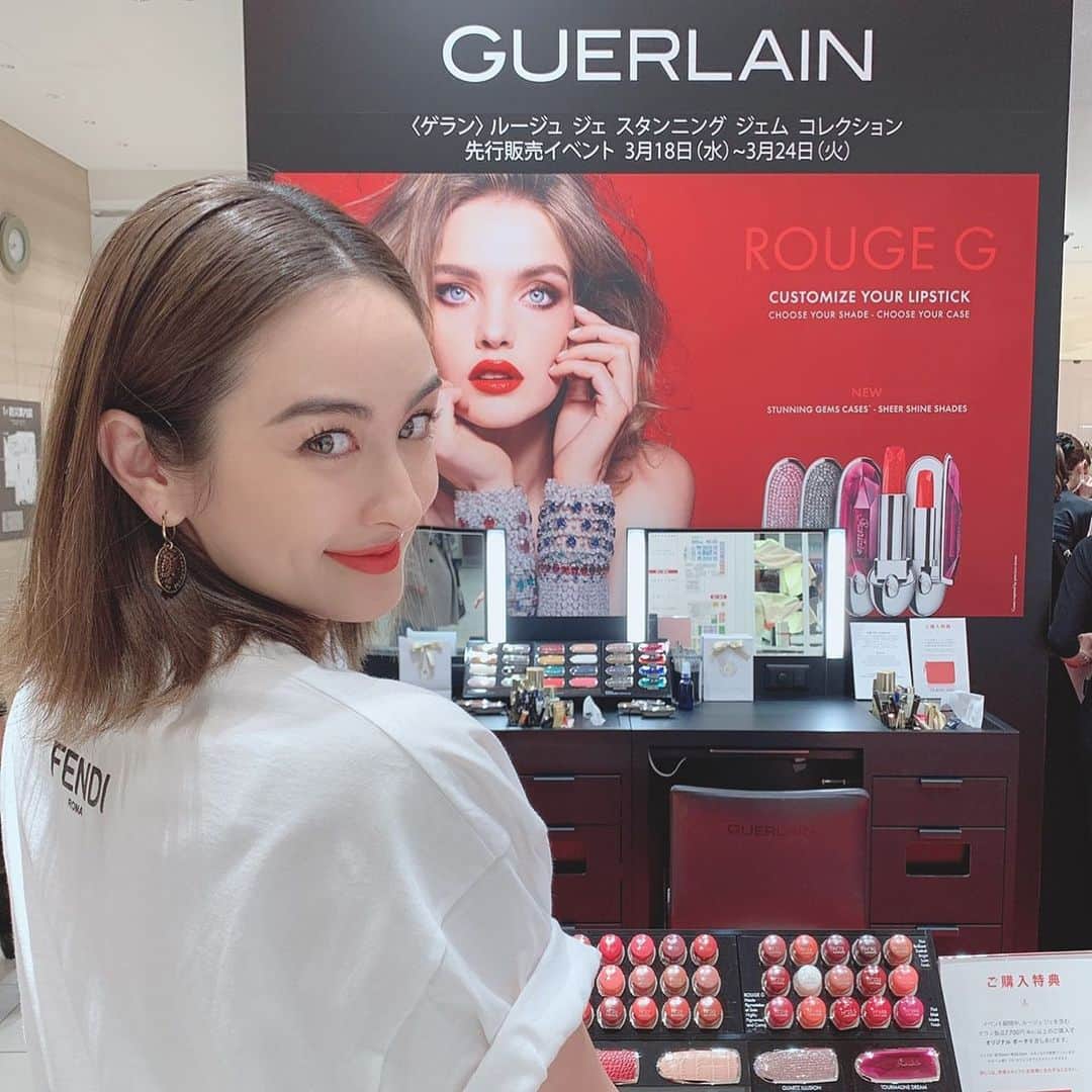 オードリー亜谷香のインスタグラム：「CLASSY.からの招待で、ゲランの新しいルージュを今日から先行発売している新宿伊勢丹POPUPにて試してきました。@guerlain bringing some sparkle in my life today ✨🤍❤️🖤 ＃ゲラン＃ルージュ ジェ#PR」