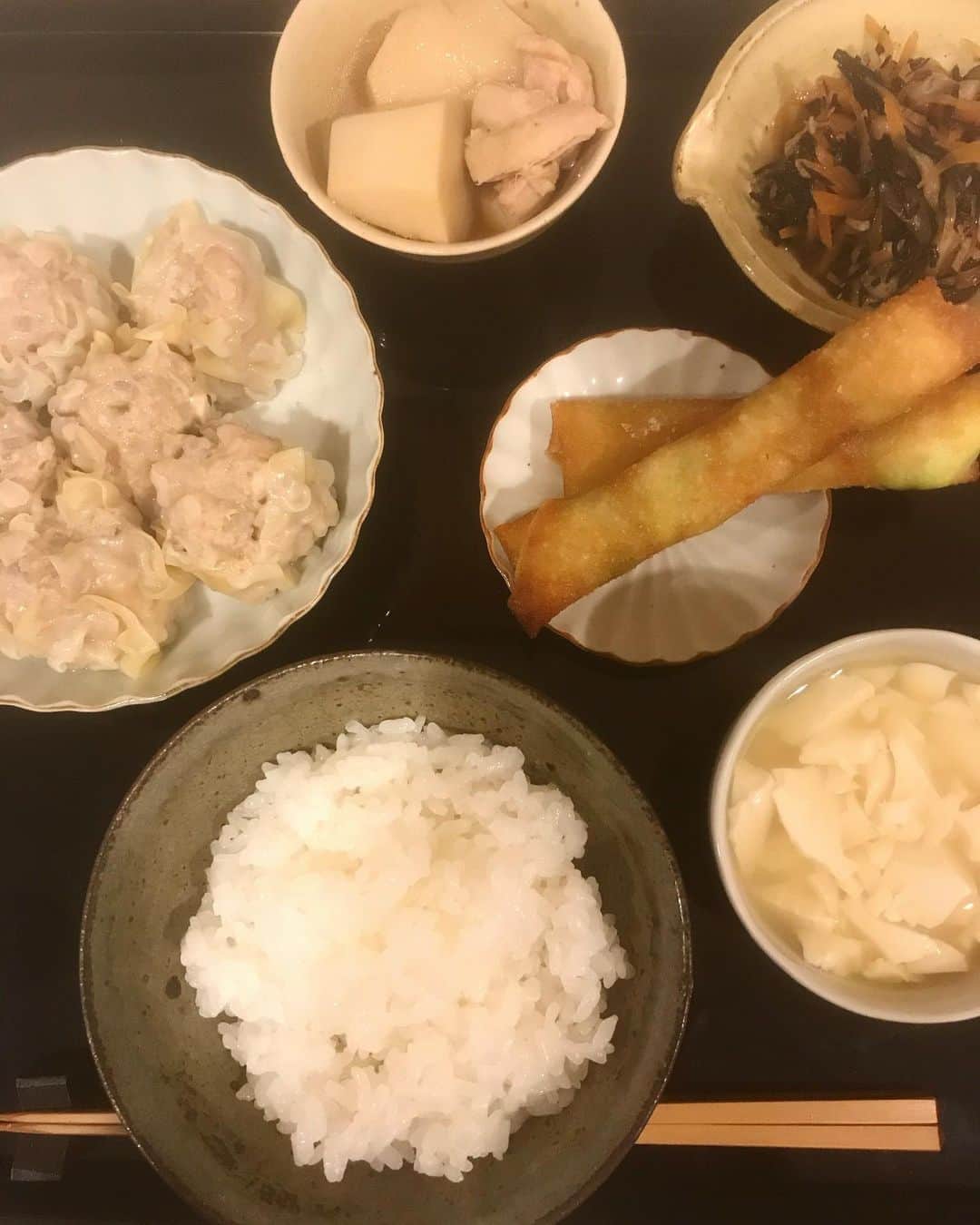 渡辺有子のインスタグラム：「定番のおかず作りはいつだって発見があって楽しい。  しかし、焼売の皮を買ったつもりが雲呑の皮だったとは…😭」