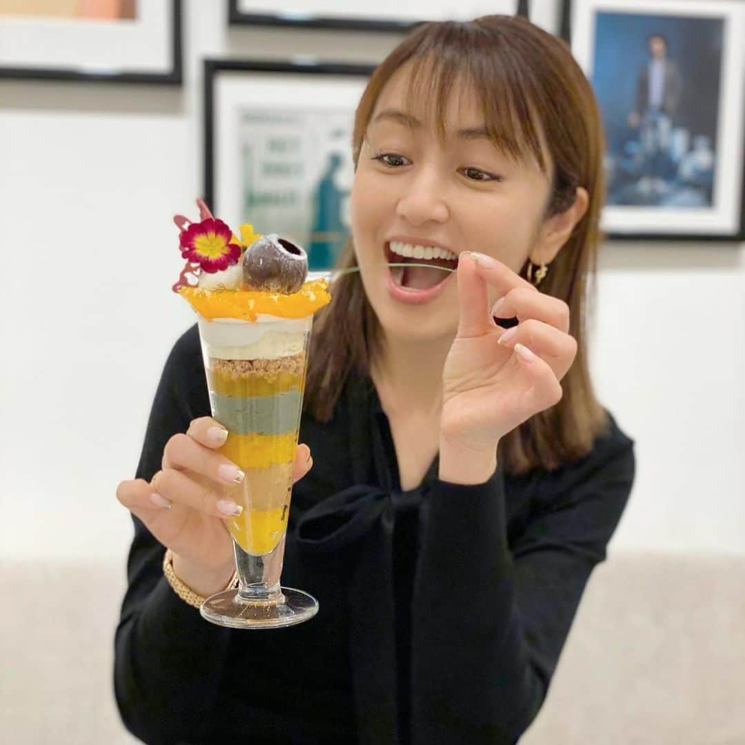 矢田亜希子さんのインスタグラム写真 - (矢田亜希子Instagram)「ものすごい美味しいパフェを食べちゃいました♡ #barneysnewyork #barneysjapan #バーニーズニューヨーク銀座 #パフェ#barneyscafe #甘さ控えめでとっても美味しかった♡」3月18日 21時30分 - akiko_yada