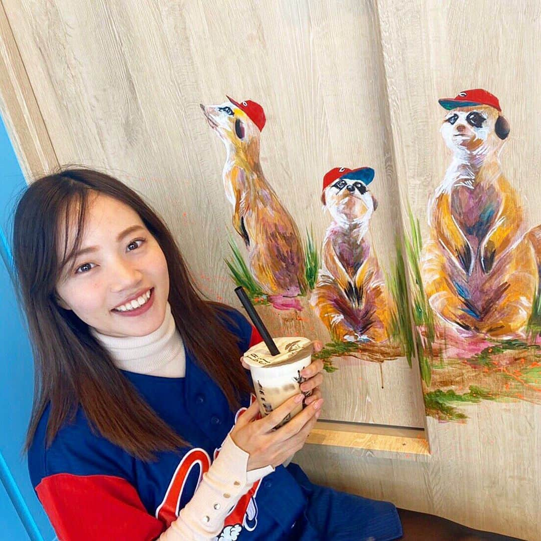 古田ちさこさんのインスタグラム写真 - (古田ちさこInstagram)「たぴち🥤🦒♥️﻿ @tapici.carp ﻿ カープロードの開かずの踏切前に新しくできていたタピオカ屋さん❕﻿ ﻿ 可愛い真っ赤なブランコがあるし、カープ帽らしきものを被ったアニマルズが店内に描かれていて通り沿いからでもすごく目立っていました🐢🐱🦒笑﻿ ﻿ 私が頼んだアッサムジラフチーズティーはタピオカとゼリー両方入ってます🎶﻿ ﻿ 妹が頼んでいたハイカカオチョコレート&ストロベリーもチョコレートが濃厚で凄く美味しかった🍓🍫﻿ 期間限定らしいけどいつまでなのかな…﻿ 次広島来たときなかったら悲しいからまた飲みに行こうかな…🥺💭﻿ ﻿ ズムスタはペットボトルがダメなのでいつも持ち込む飲み物に苦労するのですがタピオカカップならokだし溢しにくいしイイネ✨﻿ (手提げにできるペーパーネットももらえたよ✧₊)﻿ ﻿ カープアイテム提示で¥100オフなのもイイネ✨﻿ ﻿ そのままカープロードをズムスタの方へ歩いて70周年記念のモニュメントスクエアを観に行きました♥️﻿ ﻿ ﻿ ﻿ ﻿ #TAPICI #タピチ #広島カープロード店 #広島タピオカ #タピオカ #カープ #カープロード #チーズティー #タピ #タピ活 #pr #カープ女子 #広島カフェ #広島グルメ #広島  #hiroshima #hiroshimatrip #広島観光 #hiroshimacafe」3月18日 21時34分 - chisakofuruta