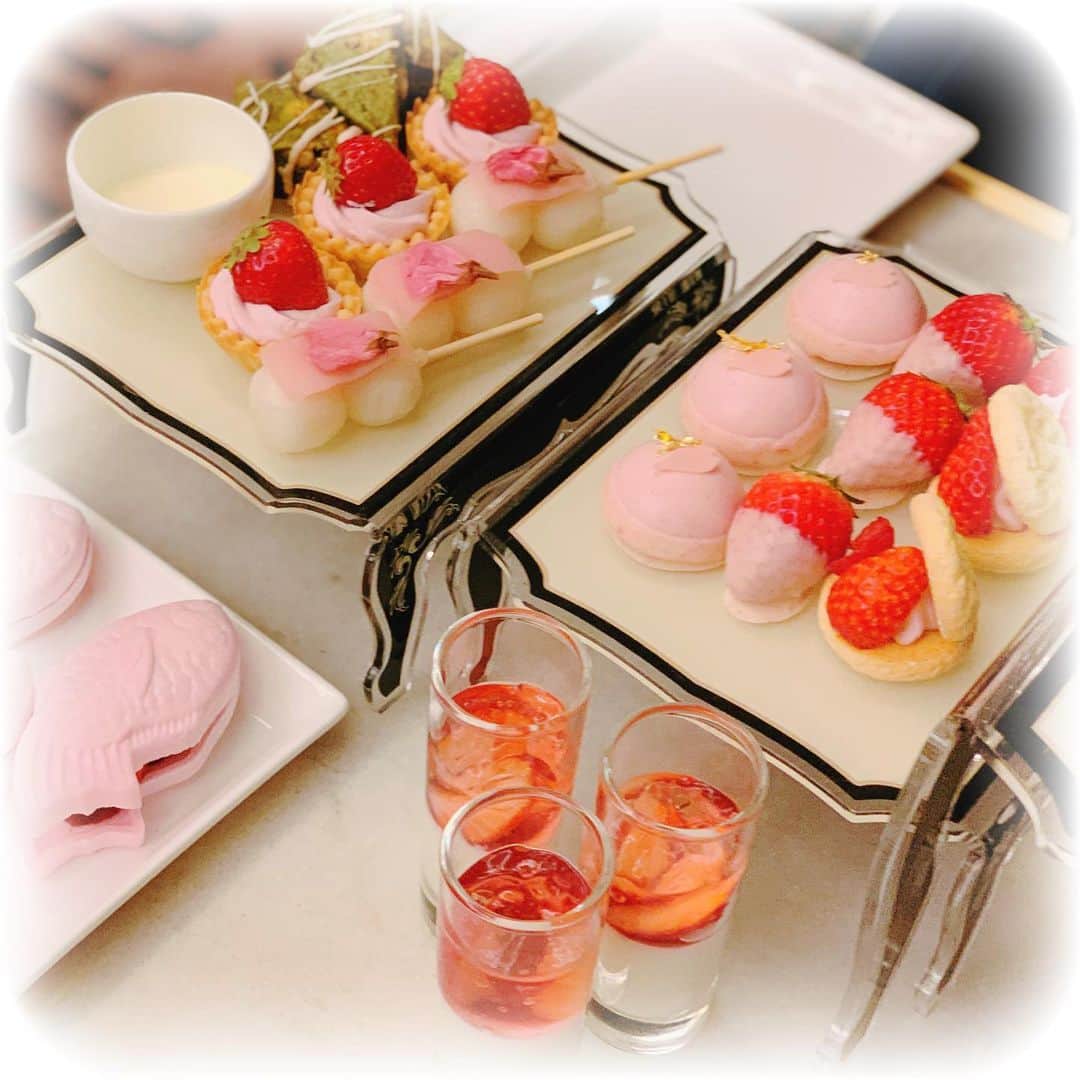 月宮まどかのインスタグラム：「. 🍓🌸初ゼルコヴァ🌸🍓 . おいしかったｏ(｡・‧̫・｡)ｏ . #ゼルコヴァ #表参道 #カフェ #cafe #アフタヌーンティー #いちご #桜 #女子会」