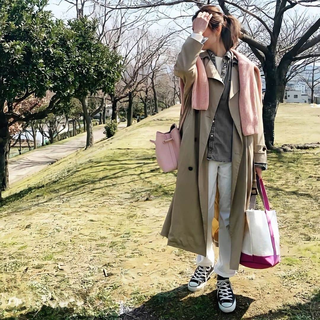 のインスタグラム：「#coordinate  桜はまだもう少しかな お花見したいなぁ🌸 ・ 公園は 親子連れでワイワイ タープやテントが いくつも並んでて 一日中過ごしてるのかな みんな行く所がなくて大変 ・ ・ #ootd #ootd_kob #ponte_fashion #locari #locari #公園コーデ #トレンチコート #gallardagalante #デニムダンガリー #ブラックダンガリー #vasic #vasicbondmini #vasictomorrowland #tomorrowland #spickandspan #ricomocohandemade #converse #大人カジュアル #vsco #vscam」