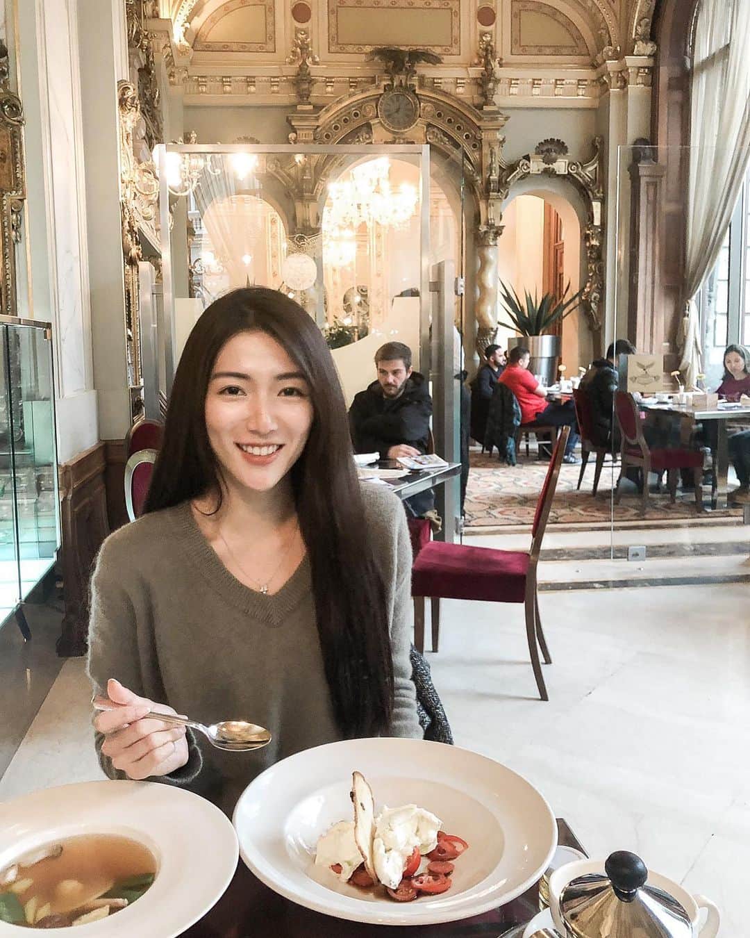 のインスタグラム：「#newyorkcafebudapest 🍽💜 . 空間が素敵。うっとりしました。いつかこのホテルにも泊まってみたいなぁ。レストランですが、予約しないとまぁ並びます。場合によっては予約しても待ってそうだったので(笑)、行く際はぜひ事前に予約してくださいね！ . #Hungary #hungary🇭🇺 #hungary_gram #budapest🇭🇺 #budapest #ハンガリー #ハンガリー旅行 #ブダペスト #ブダペスト旅行 #travel #travelgram #旅スタグラム」