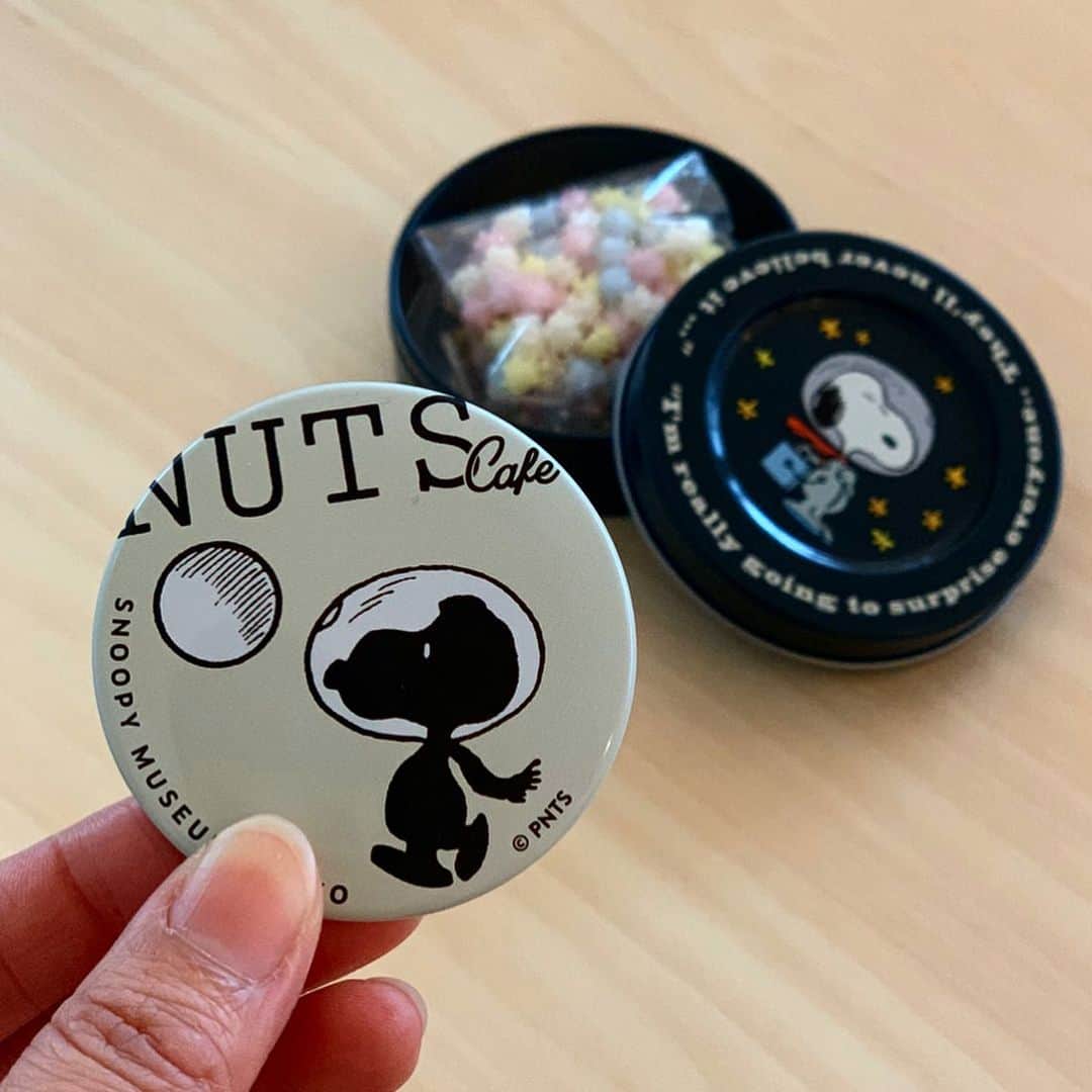のインスタグラム：「【NOTICE】﻿ ------------------------------------------ PEANUTS Cafe スヌーピーミュージアム店の 営業について﻿ ------------------------------------------ ﻿ いつもPEANUTS Cafeをご利用いただき、ありがとうございます。﻿ ﻿ 新型コロナウイルス感染拡大防止対策を踏まえ、﻿ 隣接のスヌーピーミュージアムが3月23日（日）まで休館、﻿南町田グランベリーパーク内のSHOPも時短営業中です。﻿ ﻿ PEANUTS Cafeは、﻿ 【通常営業】10:00～21:00（ラストオーダー20:00）となっております。﻿ お食事、カフェのご利用はもちろん、テイクアウトやグッズ購入のみのご利用も可能ですので、お気軽にお立ち寄りください。﻿ ﻿ 写真1～3枚目は、スヌーピーミュージアム店限定販売の﻿ ▶浮き星（エアパッケージ付き）　￥1,500+tax﻿ アストロノーツデザインのパッケージのフタはマグネットになっていて、外すとスヌーピーが登場します！﻿ ﻿ 中には、もち米（あられ）に砂糖蜜をかけた、お菓子が入っていますよ💫 エアパッケージに入れてお渡しするので、肩や首から下げれば気分も上がります♪﻿ ﻿ ﻿ 今後の最新情報はSNSにてお知らせいたします。﻿ 事態の沈静化と皆さまの健康を心よりお祈りしております。﻿ ﻿ ※PEANUTS Cafe,DINER 全店舗で、現在通常営業しております。﻿ (横浜店のみ3/31まで短縮営業となります)﻿ ﻿ ﻿ @peanutscafe_tokyo﻿ @peanutsdiner﻿ @peanutshotel」