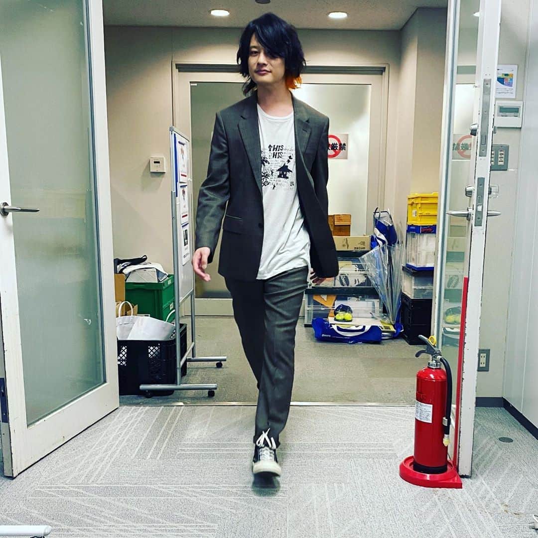 磯部寛之のインスタグラム：「Just finished YouTube live. I hope you all enjoyed our show! Hiro YouTubeチャンネルの生配信終了。皆さんお楽しみ頂けましたでしょうか。ひろ #alexandros #youtube #生配信 #楽しかった #maisonmargiela #saintlaurent #kith #converse」